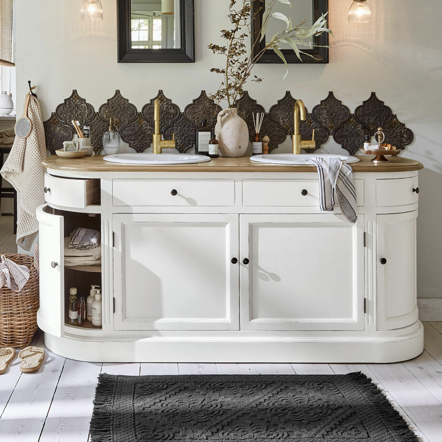 Meuble à double-vasque Louisiana Meuble de salle de bain blanc en bois avec double vasque et robinets dorés, carreaux décoratifs muraux
