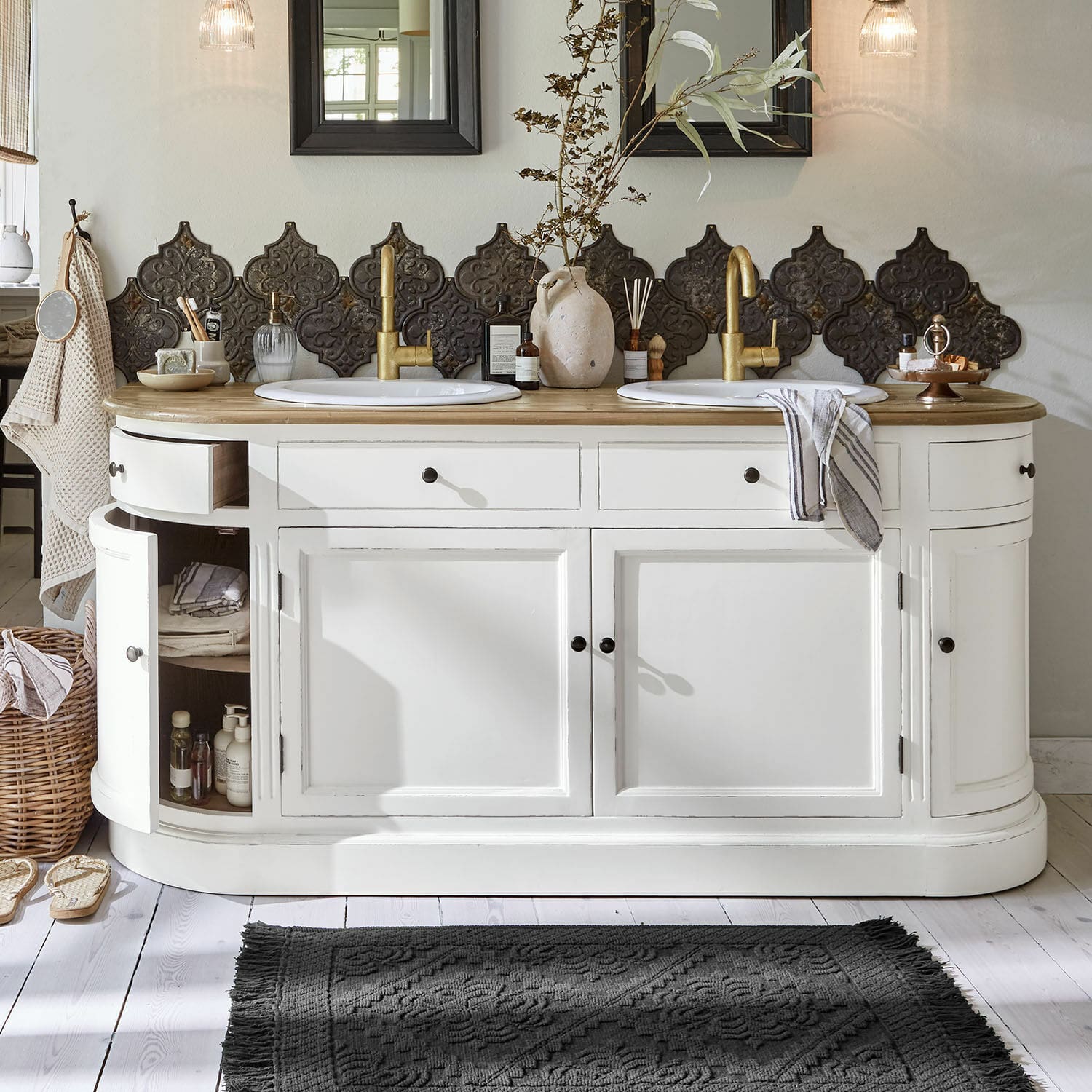 Meuble à double-vasque Louisiana Meuble de salle de bain blanc en bois avec double vasque et robinets dorés, carreaux décoratifs muraux