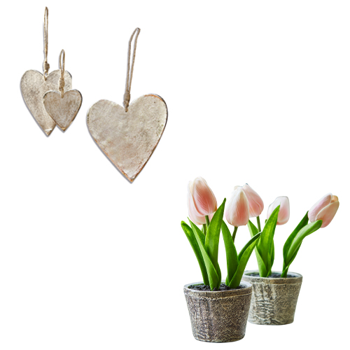 Cœurs décoratifs en métal argenté et tulipes artificielles en pots pour décoration printanière