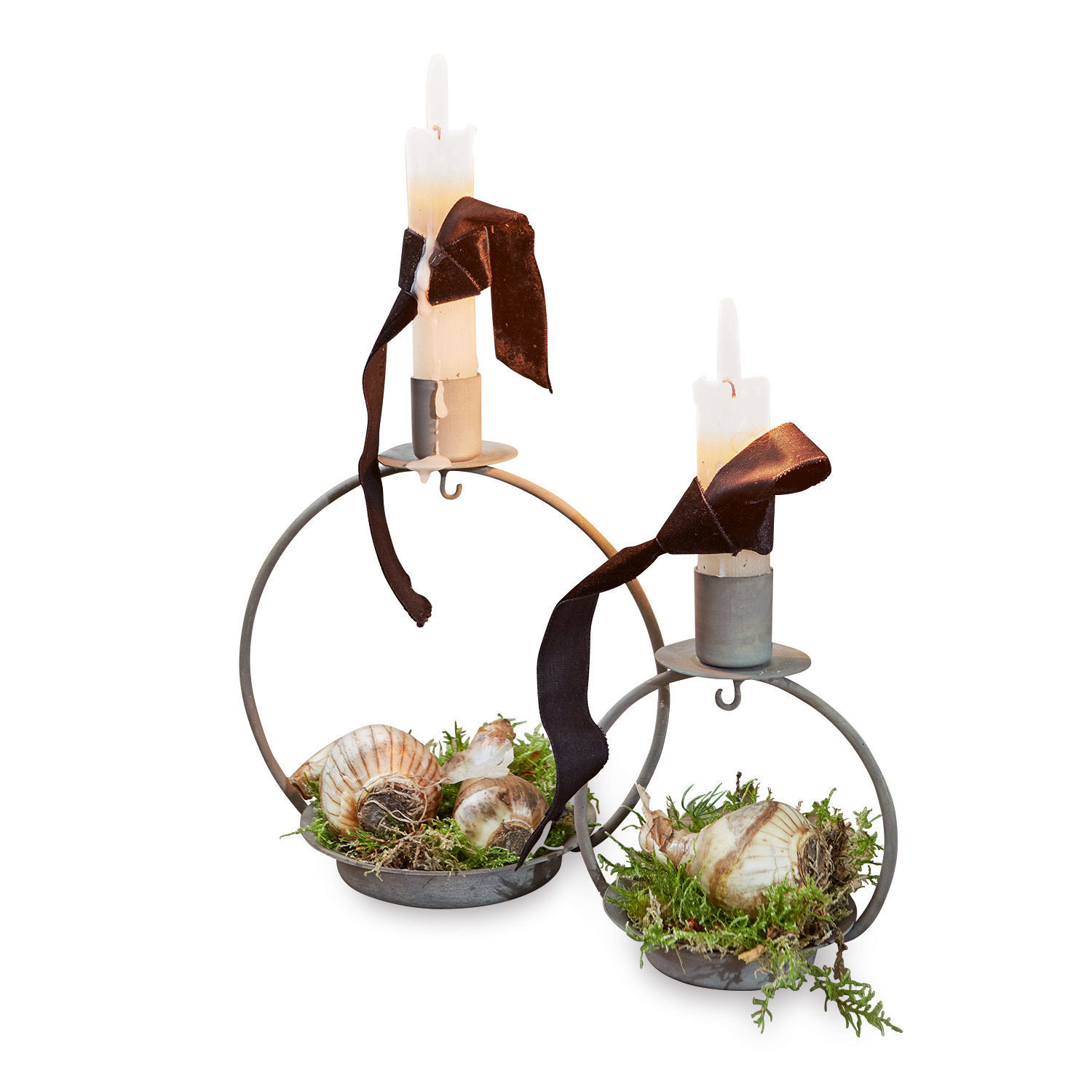 Lot de 2 bougeoirs Nirrat Bougeoir en métal avec deux bougies blanches, décoré de coquillages et de mousse verte