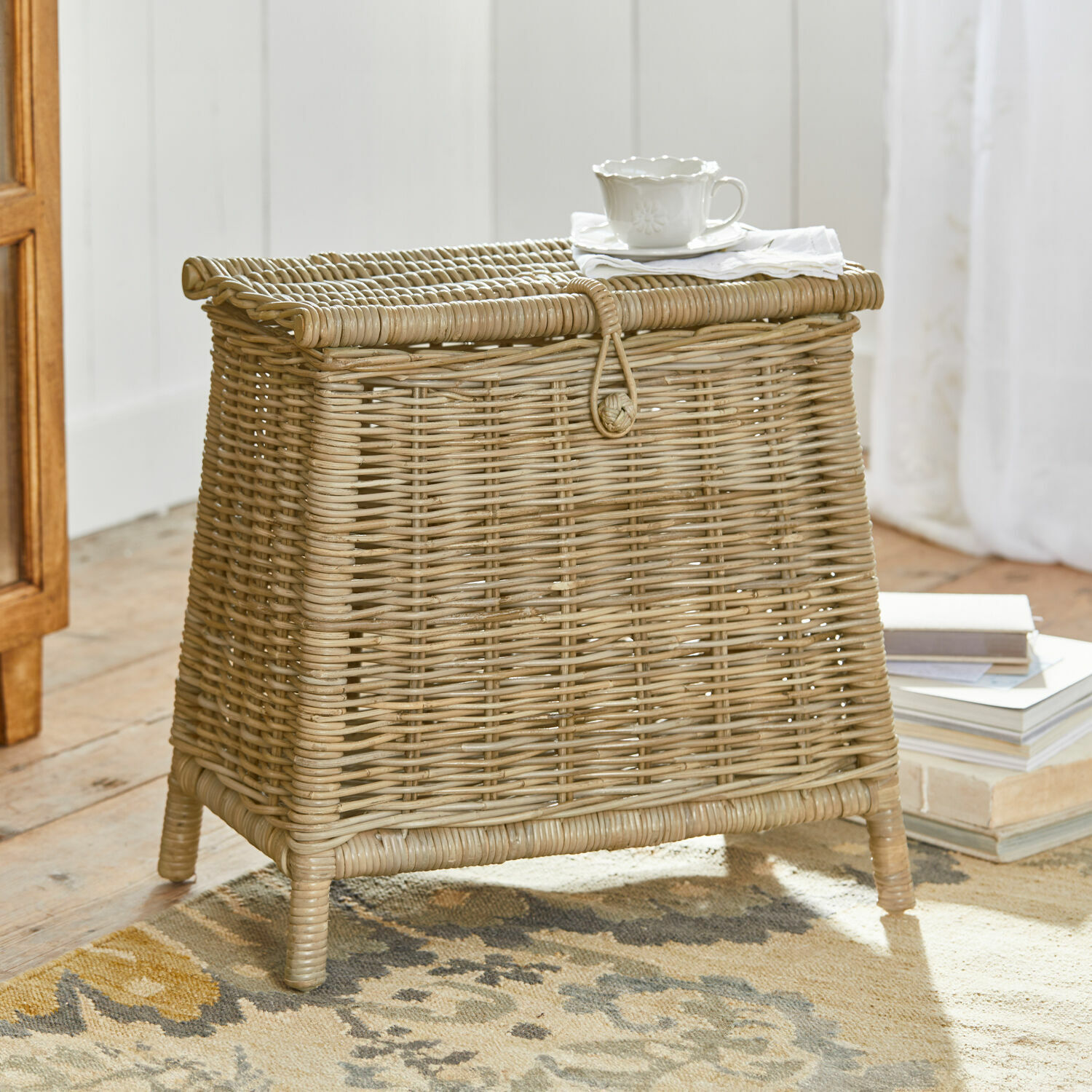 Malle Tavillan Panier en rotin naturel avec couvercle, parfait pour le rangement et la décoration intérieure