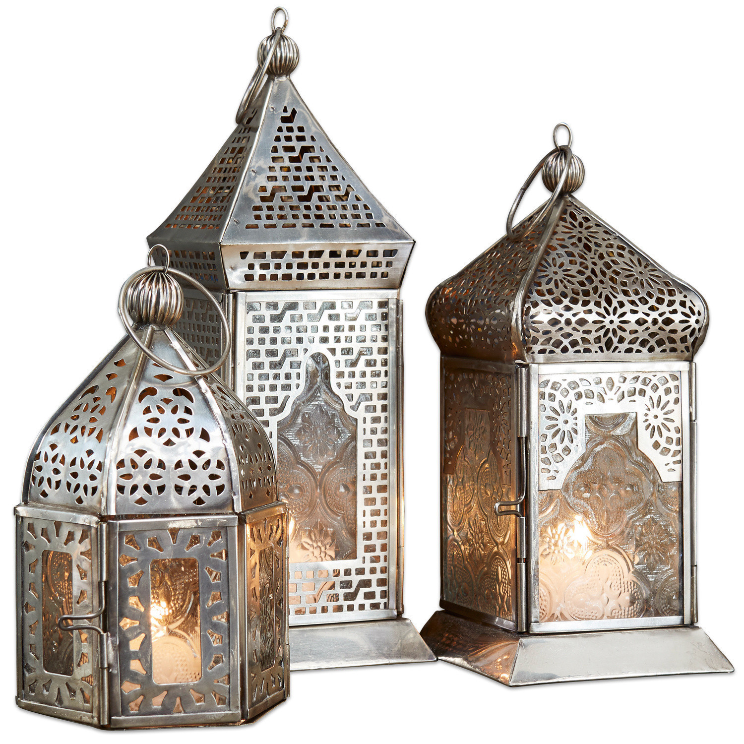 Lot de 3 lanternes Indian Ensemble de trois lanternes en métal argenté avec motifs ajourés et panneaux en verre, décoration intérieure