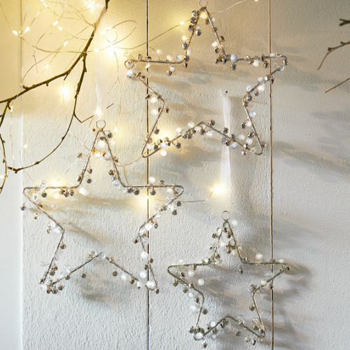 Étoiles décoratives en métal avec clochettes blanches suspendues, décoration lumineuse LED