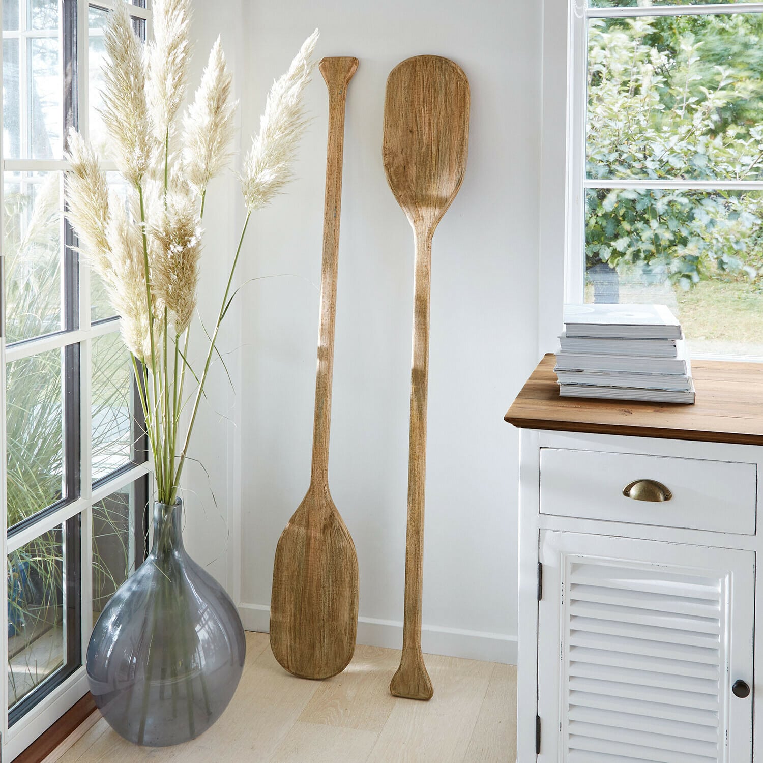 Lot de 2 rames décoratives Windermount Deux rames en bois décoratives dans un intérieur clair près d'un vase gris et d'un meuble blanc