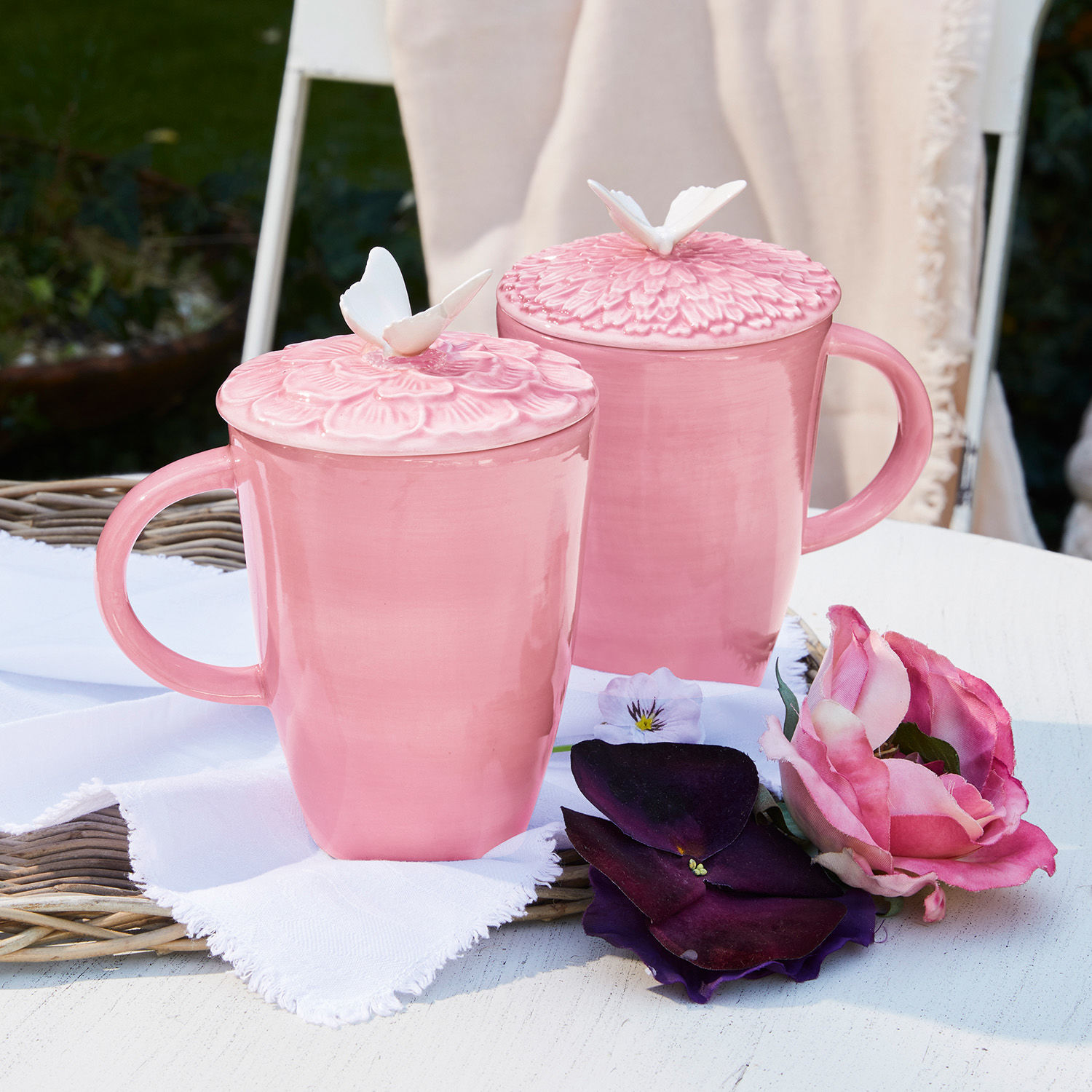 Lot de 2 tasses Daireann Tasse en céramique rose avec couvercle orné d'un papillon blanc, décoration florale sur table