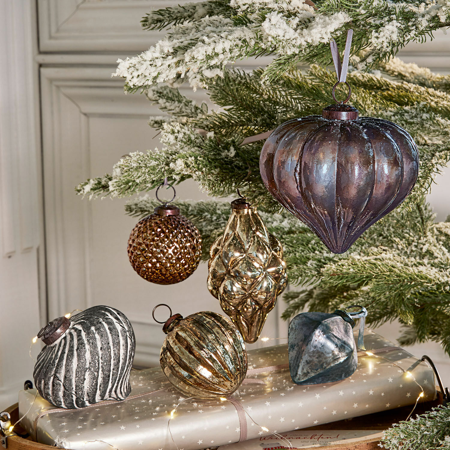 Lot de 6 décorations de Noël Alva Ensemble de décorations de Noël en verre brun et argenté suspendues à une branche verte enneigée