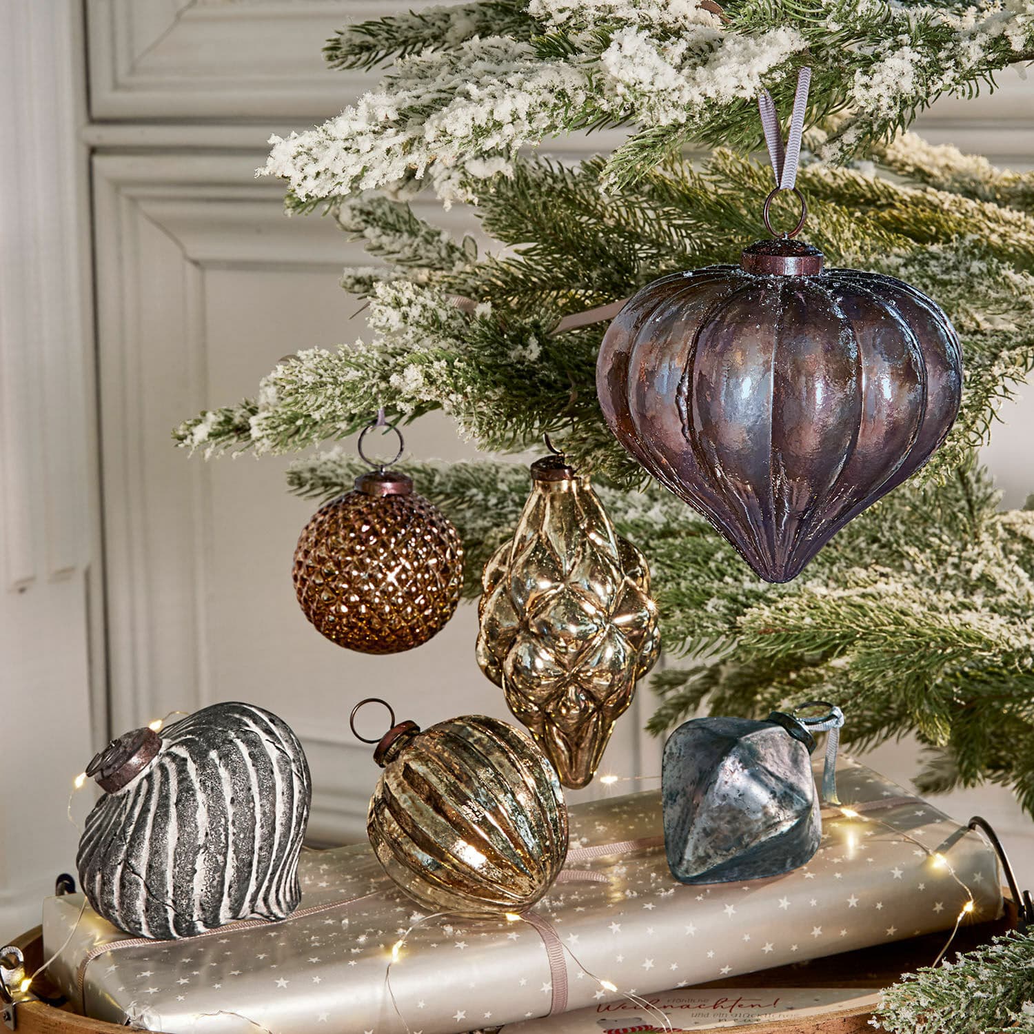 Lot de 6 décorations de Noël Alva Ensemble de décorations de Noël en verre brun et argenté suspendues à une branche verte enneigée
