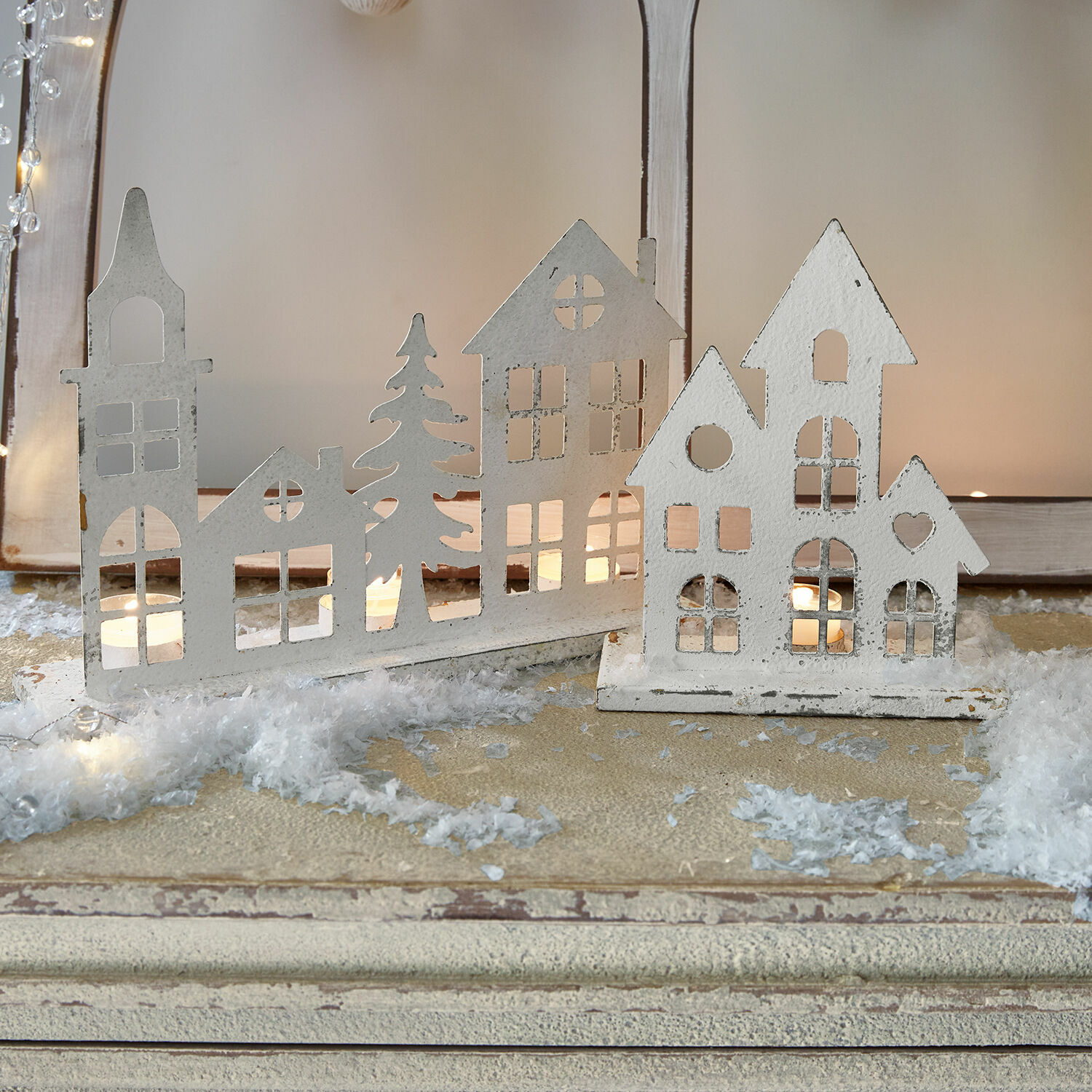 Lot de 2 bougeoirs Vexano Décorations de maisons en métal blanc avec fenêtres découpées et lumières pour décoration hivernale