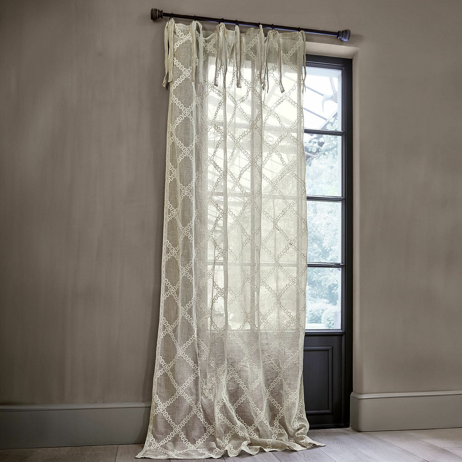 Voilage Kalidah Rideau beige en tissu léger avec motif brodé, décoration élégante pour fenêtre de salon