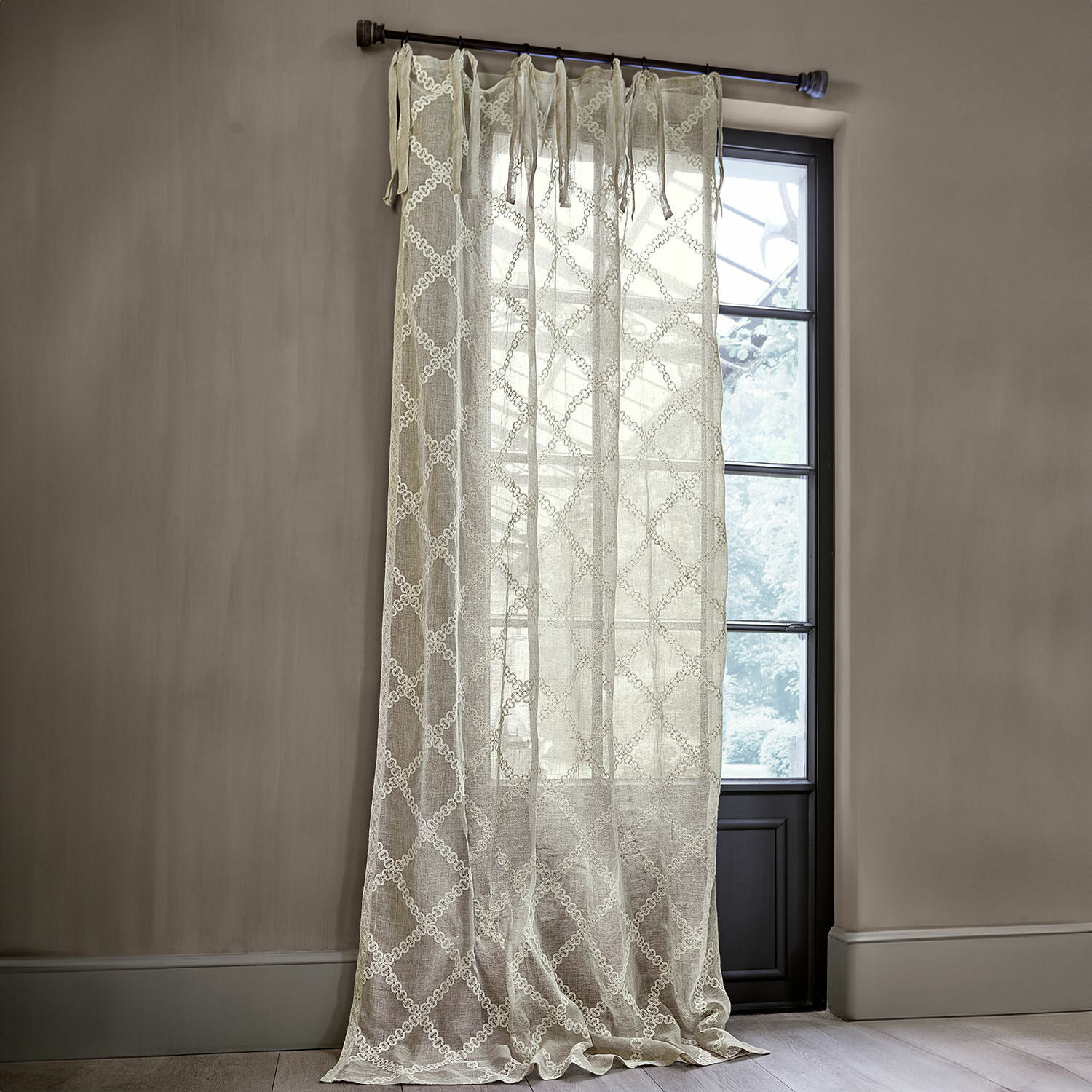 Voilage Kalidah Rideau beige en tissu léger avec motif brodé, décoration élégante pour fenêtre de salon