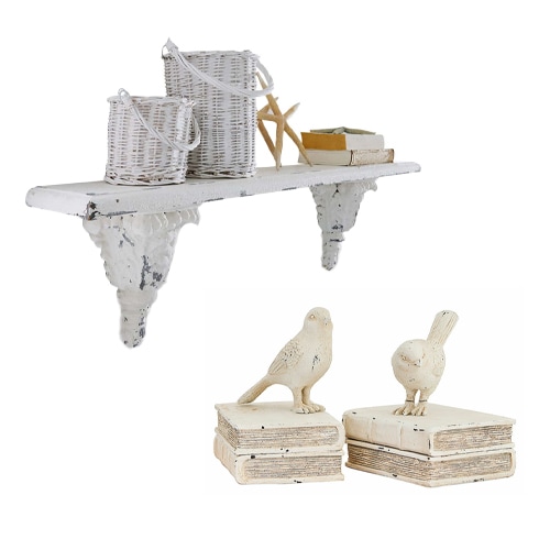 Étagère murale en bois blanc avec paniers décoratifs et figurines d'oiseaux sur livres, style vintage