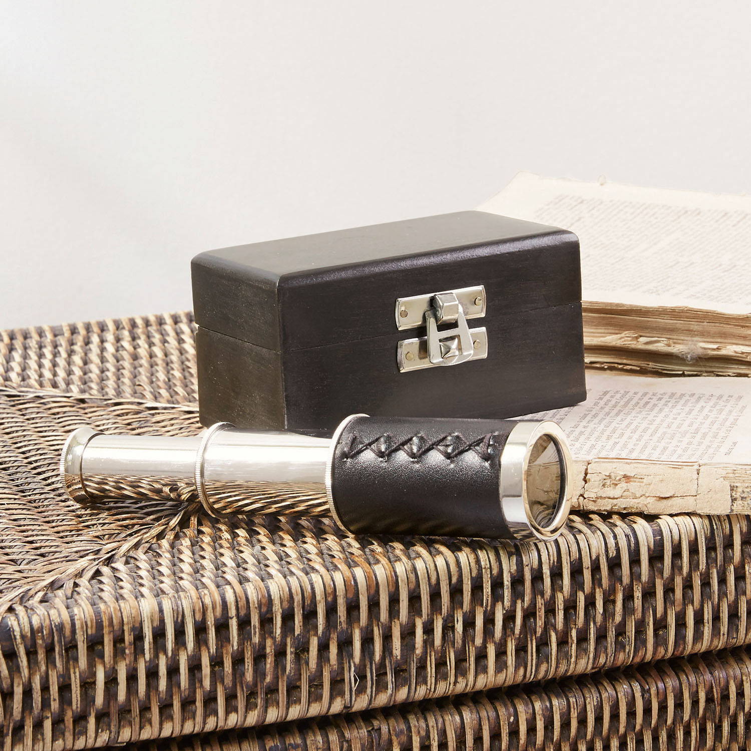 Télescope Haved Longue-vue en cuir noir et métal argenté avec boîte en bois sur table en osier