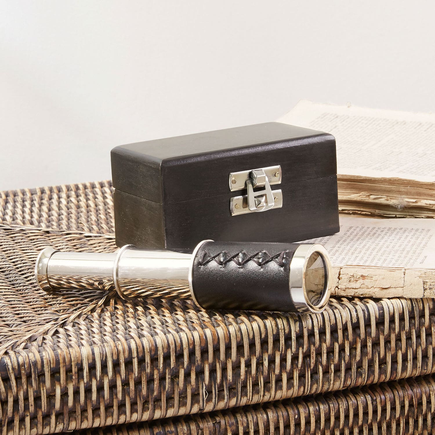 Télescope Haved Longue-vue en cuir noir et métal argenté avec boîte en bois sur table en osier