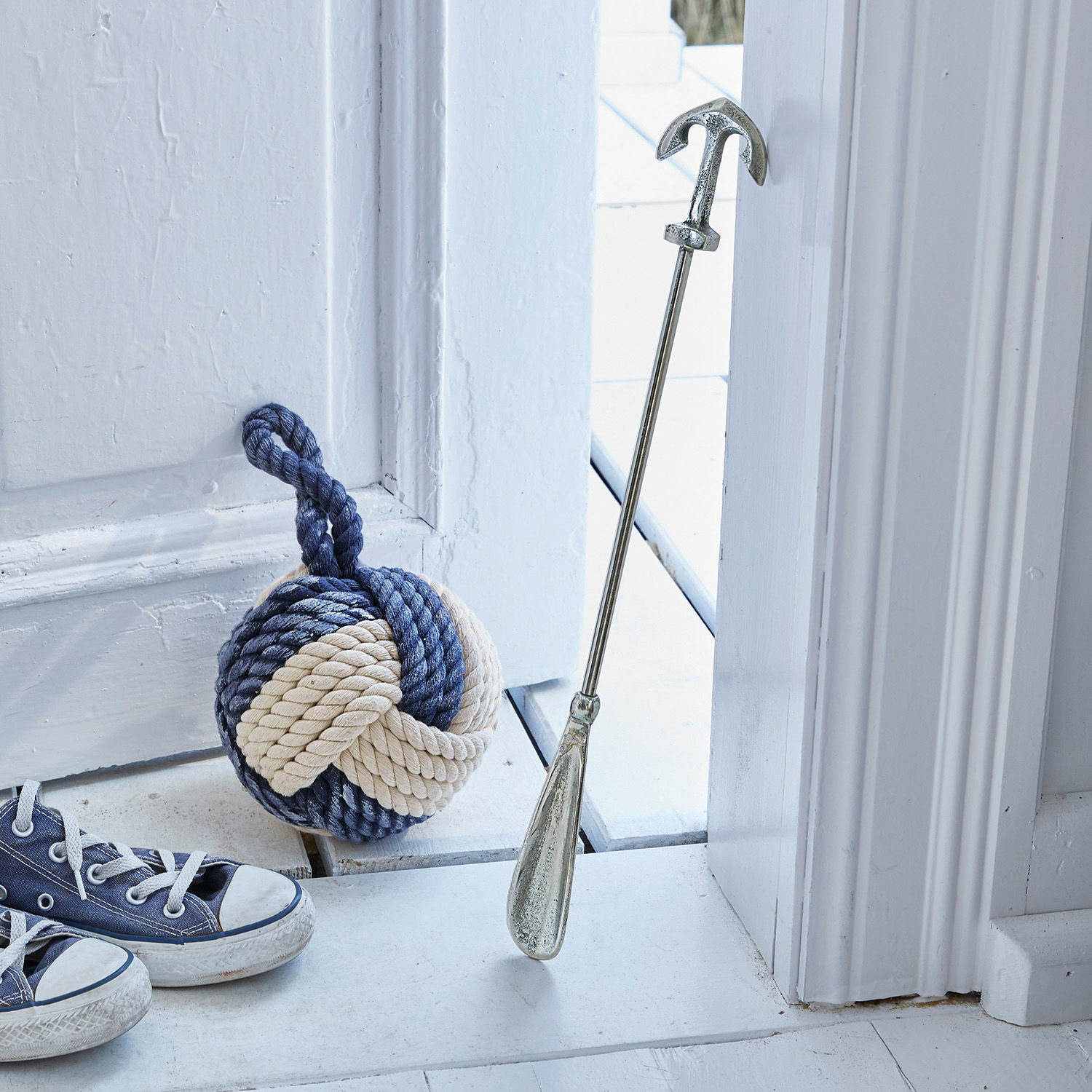 Chausse-pied Priam Arrêt de porte en métal en forme d'ancre avec un poids en corde bleu marine et beige au sol