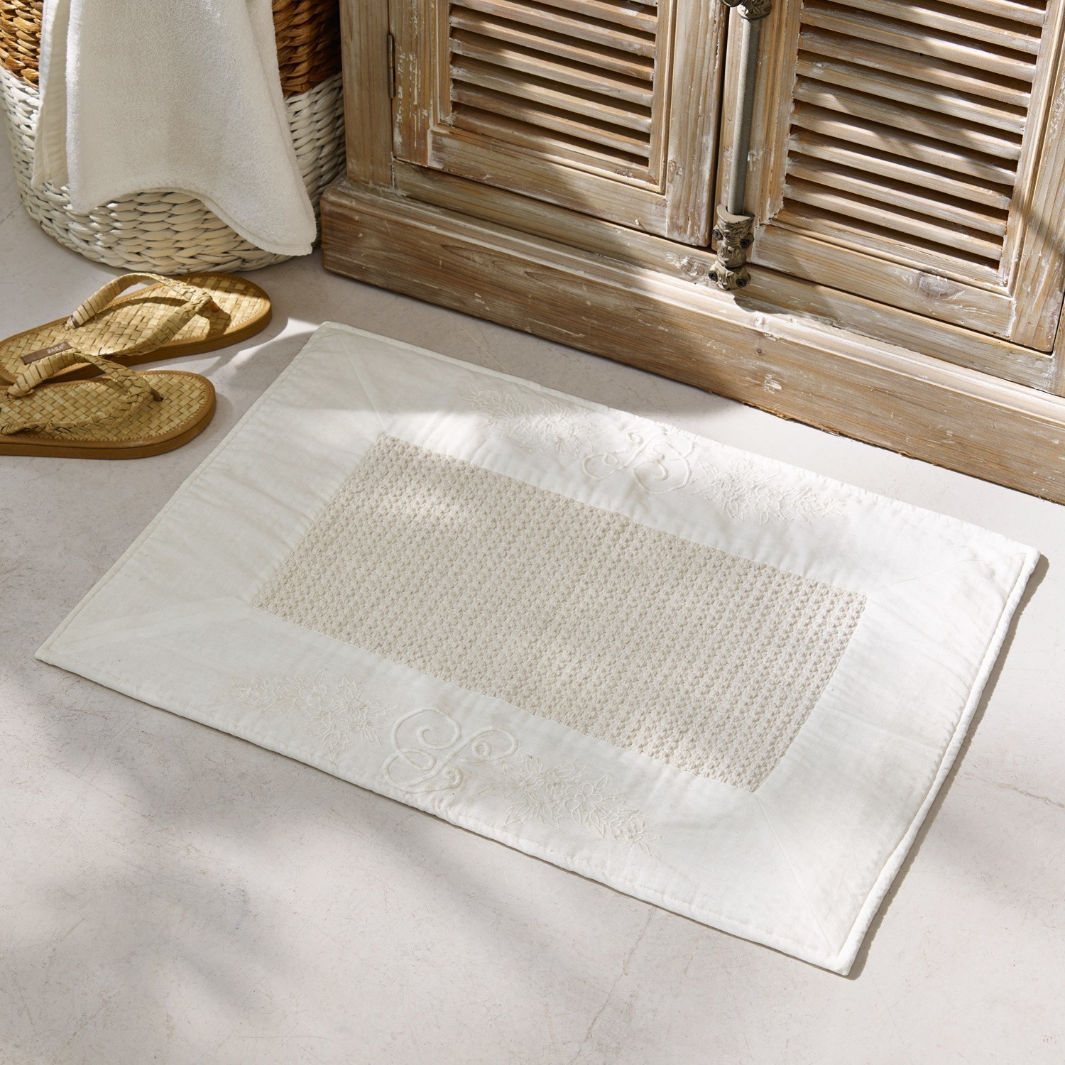 Tapis de bain Padrig Tapis de bain beige en coton avec motif brodé et centre doux pour sol confortable