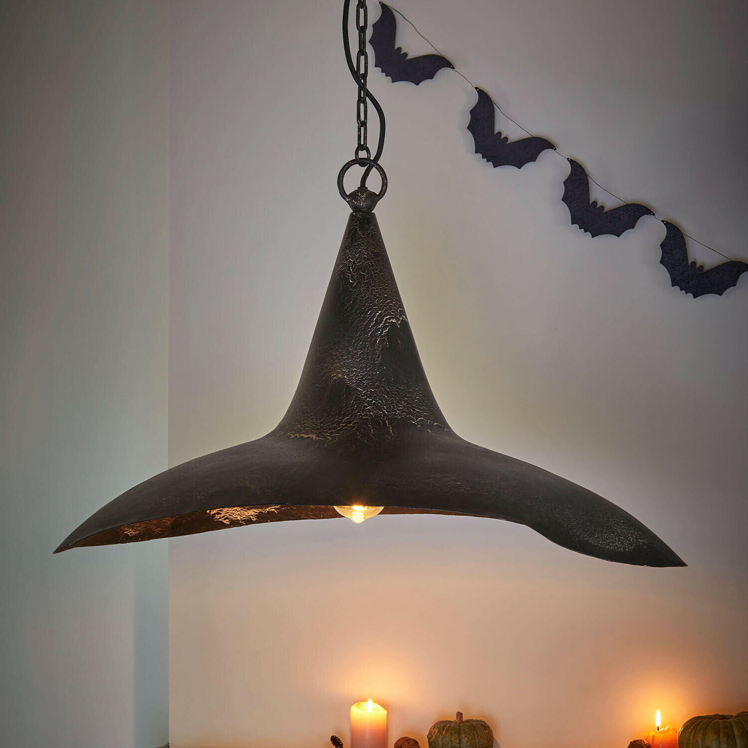 Suspension Maerlinna Suspension en métal noir en forme de chapeau de sorcière avec guirlande chauves-souris et bougies décoratives