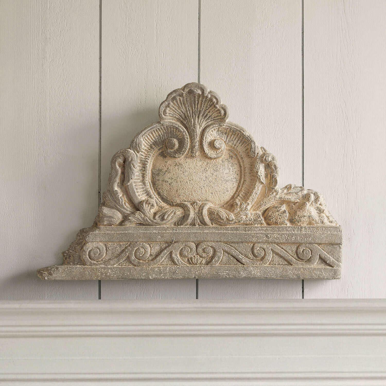 Décoration murale Saveraux Élément décoratif en pierre beige avec ornements sculptés et motif classique pour mur