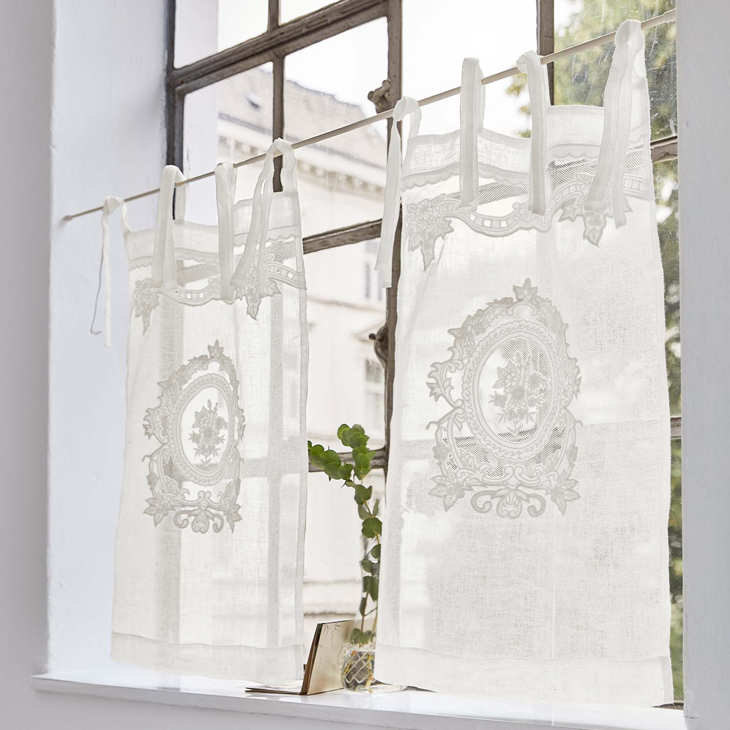 Rideaux en lin blanc avec motif floral brodé, légers et décoratifs pour fenêtres de cuisine