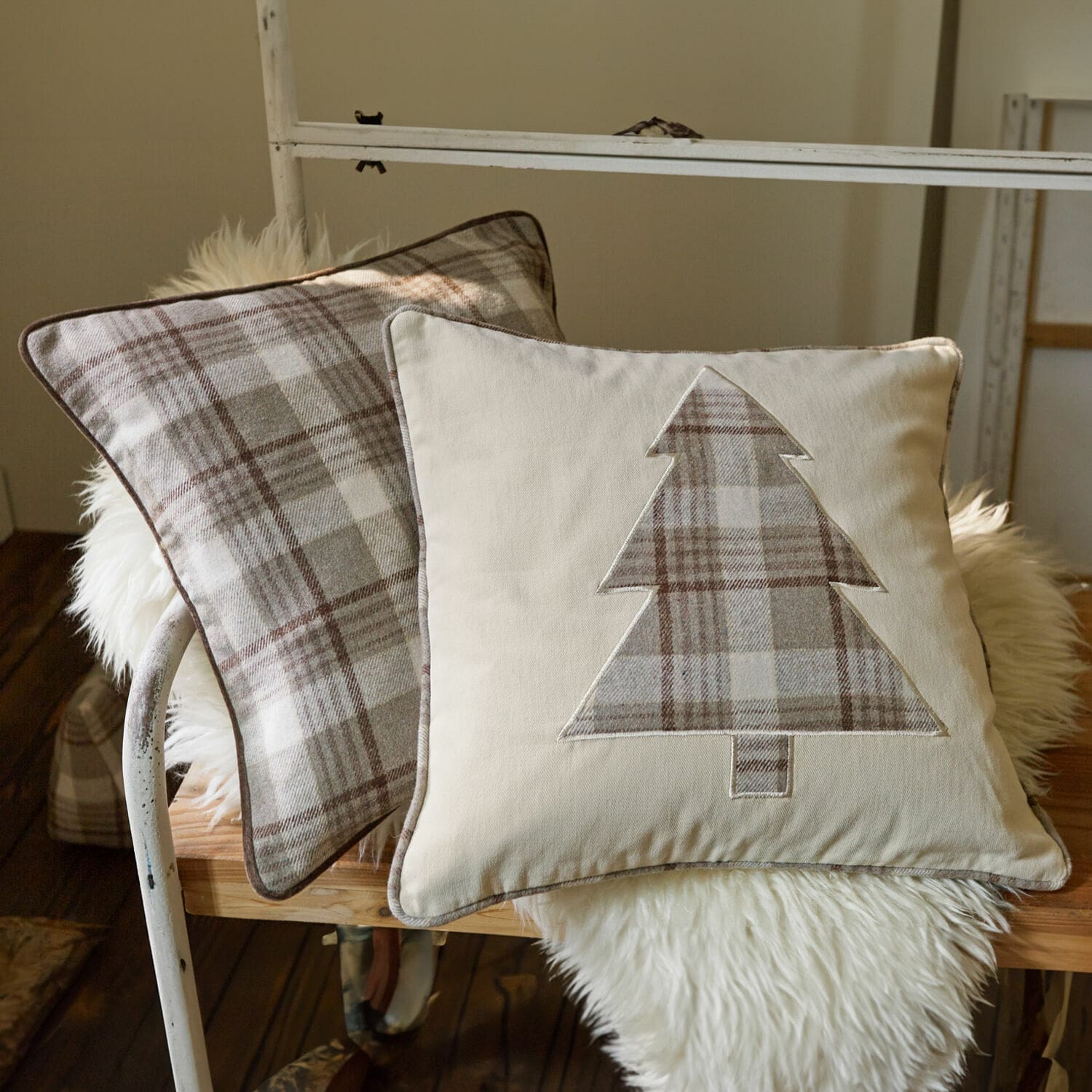 Lot de 2 housses de coussins Ersac Ensemble de deux coussins décoratifs en coton et laine beige à carreaux avec motif sapin pour salon cosy