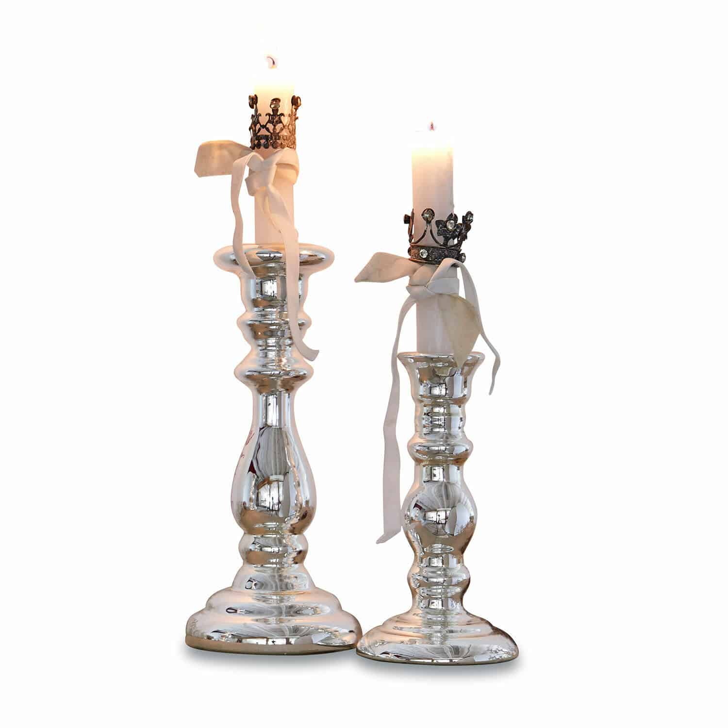 Lot de 2 bougeoirs Gao Deux chandeliers en métal argenté avec bougies blanches et rubans décoratifs, décoration élégante