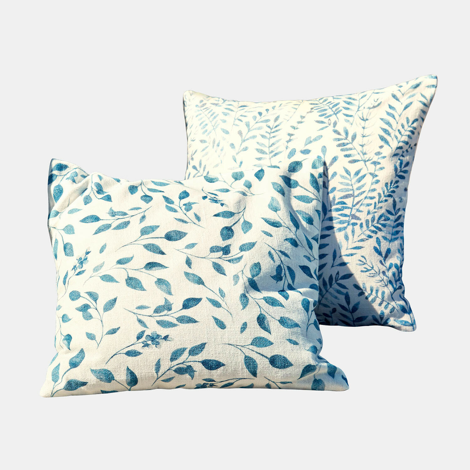 Lot de 2 housses de coussins Ocevara Deux coussins décoratifs en coton crème avec motif feuilles bleues, textiles d'intérieur élégants
