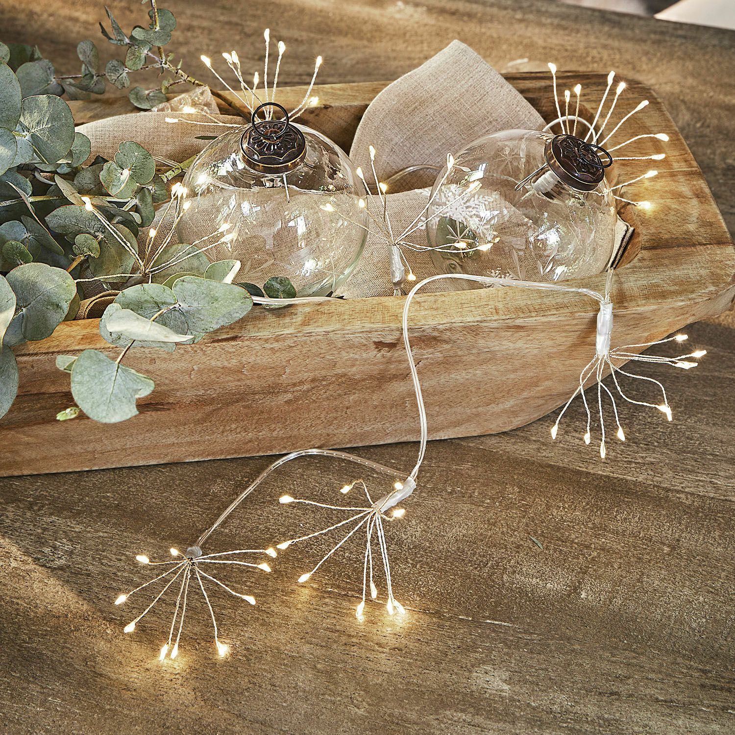 Guirlande lumineuse Sparkles Boules en verre décoratives avec motif délicat et guirlande LED chaude sur plateau en bois