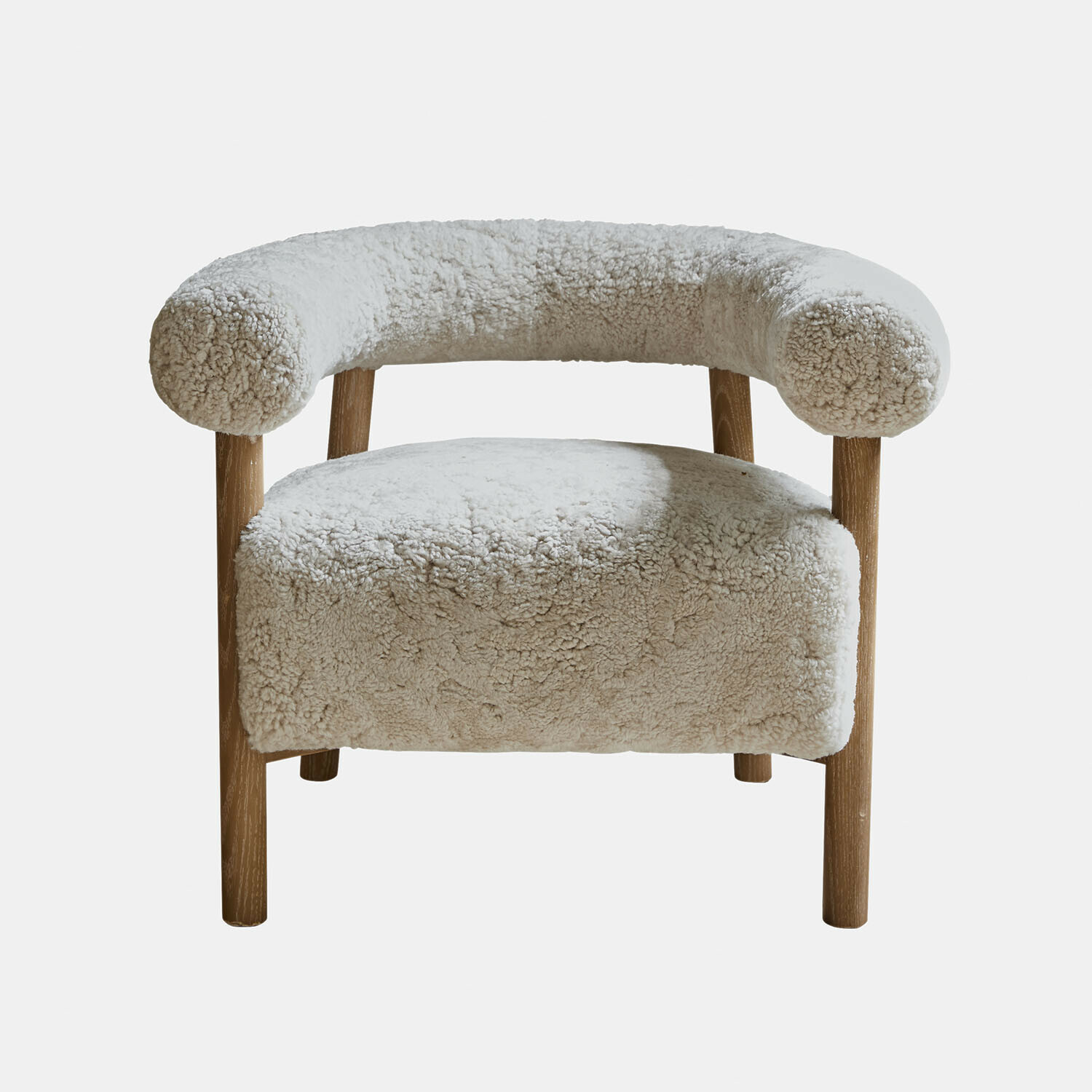 Fauteuil beige clair en tissu doux avec pieds en bois pour un salon confortable
