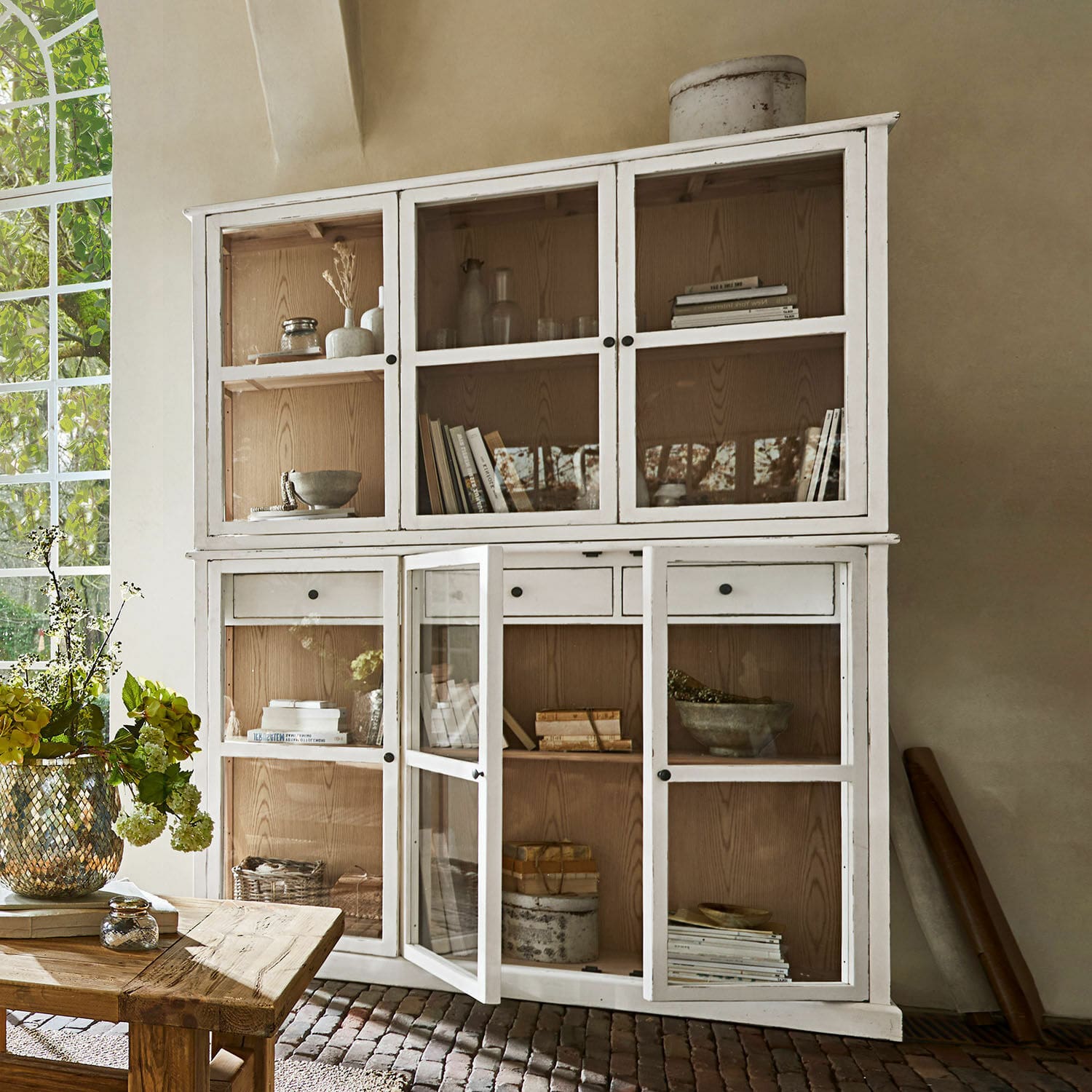 Vitrine Blaise Buffet en bois blanc avec portes vitrées et intérieur naturel pour ranger livres et décorations