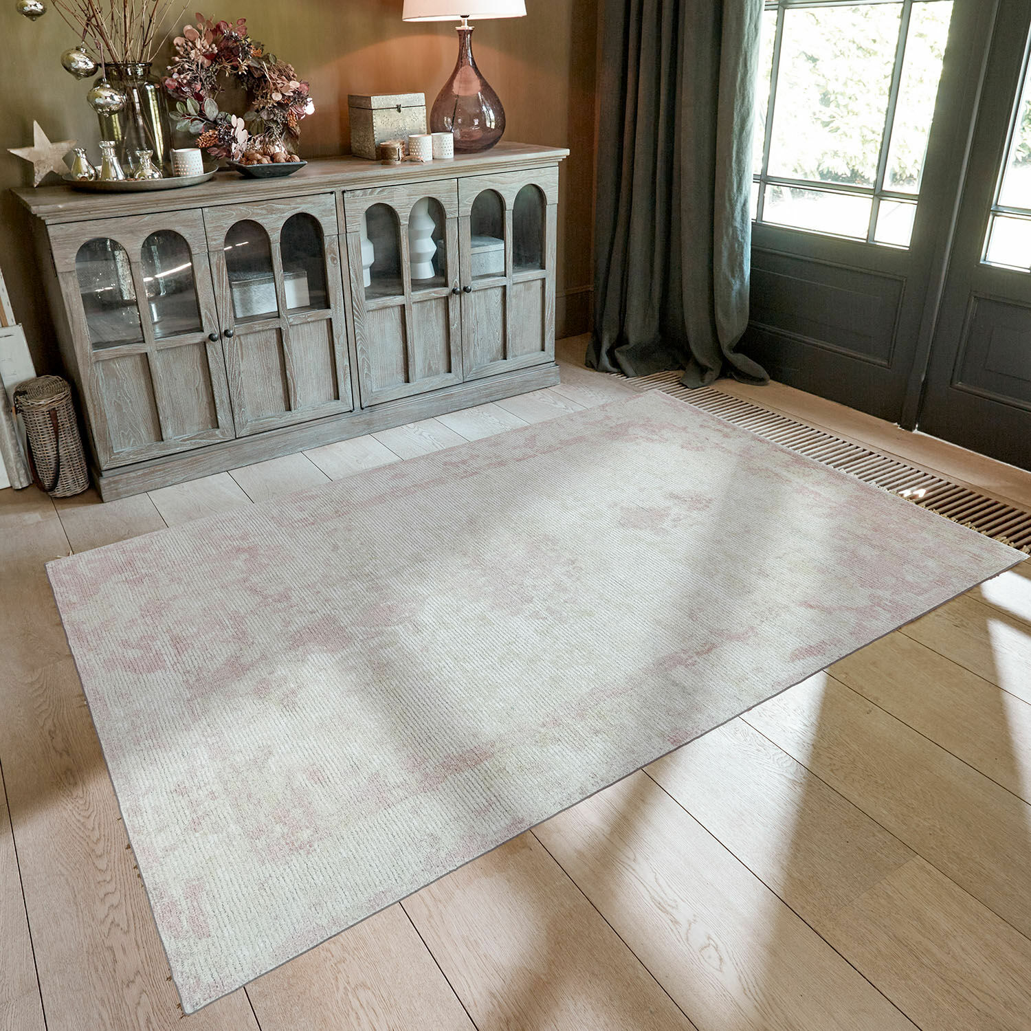Tapis Zilevax Tapis aux tons clairs beige et rose sur un sol en bois dans un intérieur chaleureux