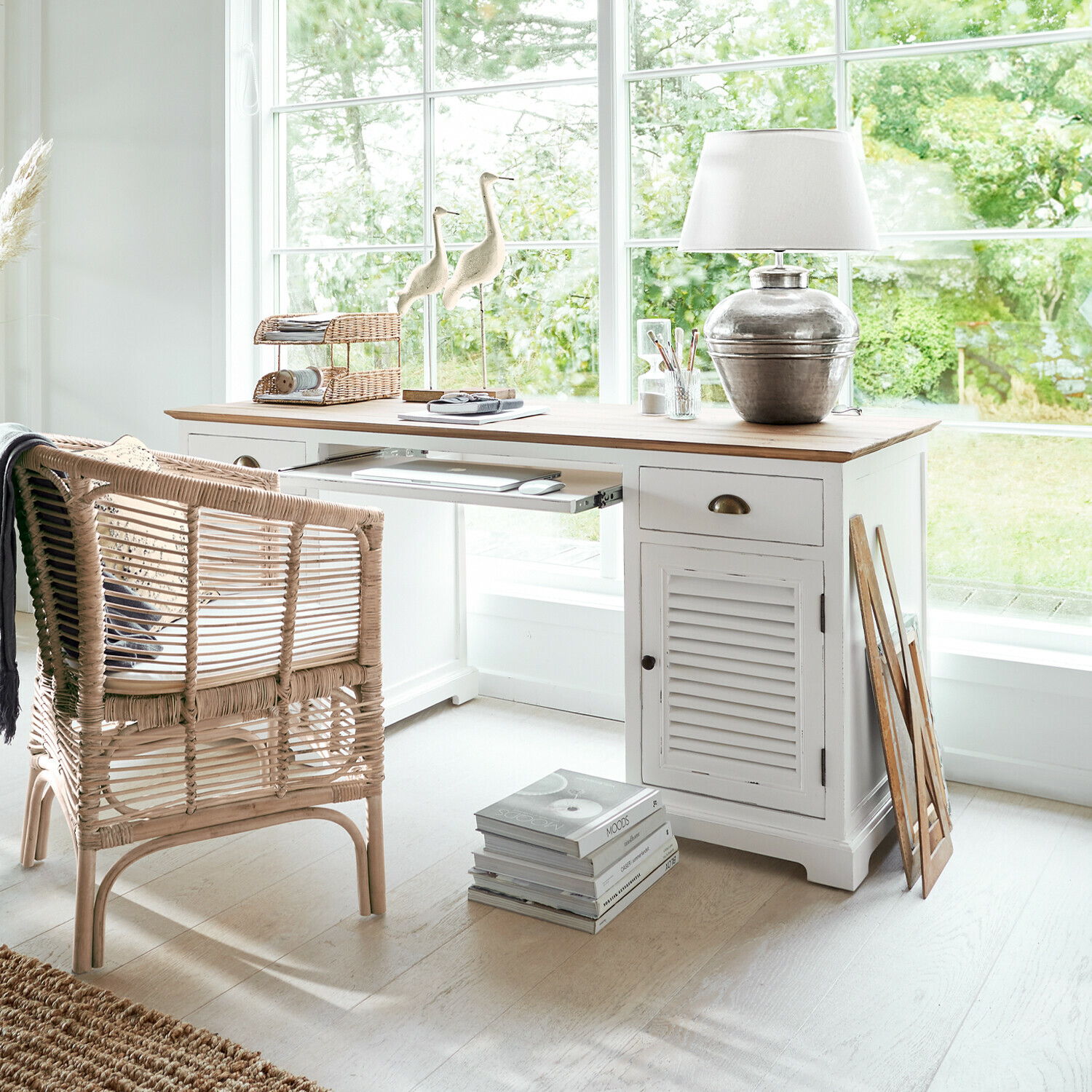 Bureau Belleplain Bureau en bois blanc avec plateau naturel et chaise en osier dans un intérieur lumineux et chaleureux