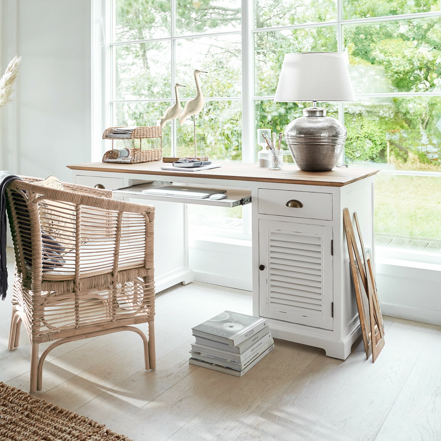 Bureau Belleplain Bureau en bois blanc avec plateau naturel et chaise en osier dans un intérieur lumineux et chaleureux