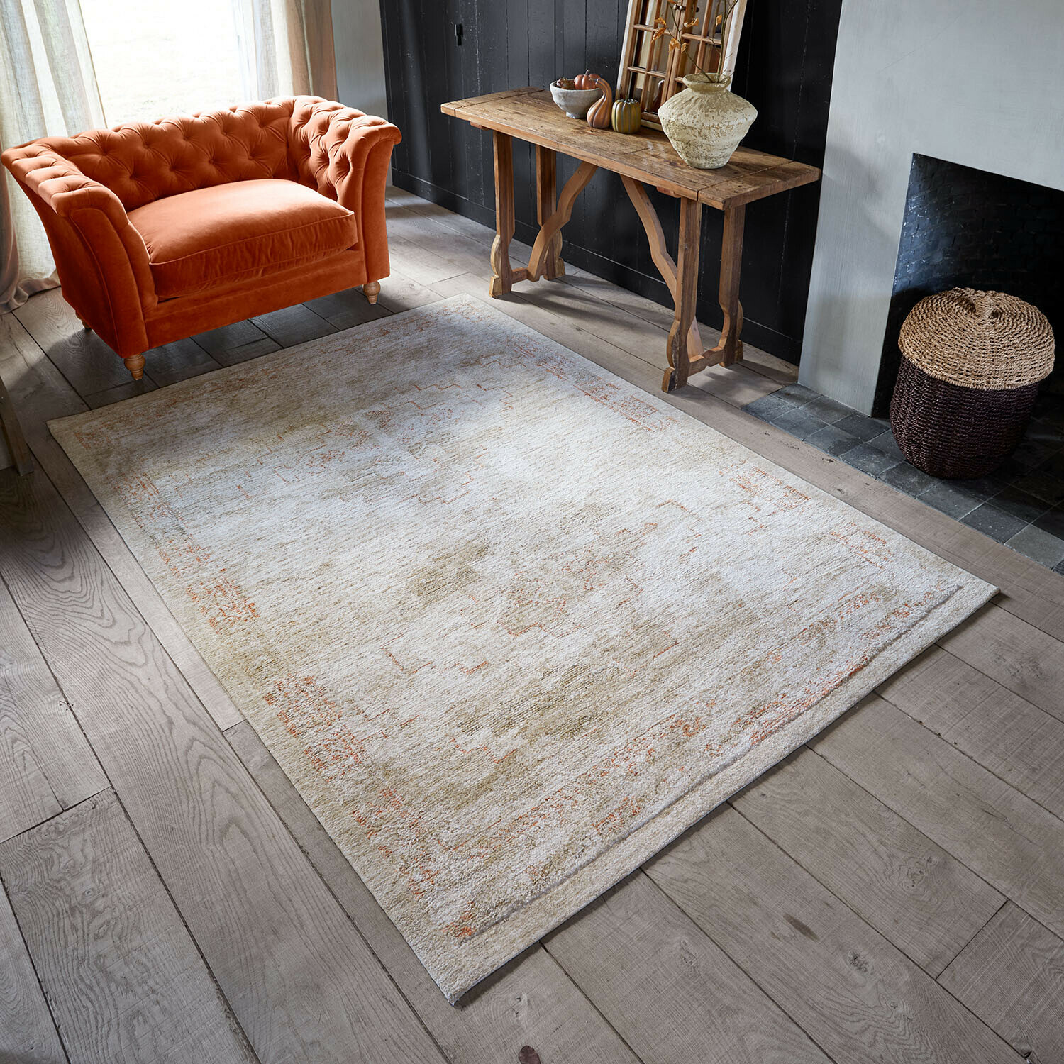 Tapis Soravitto Tapis clair avec motif subtil beige et orange sur parquet en bois dans un salon élégant