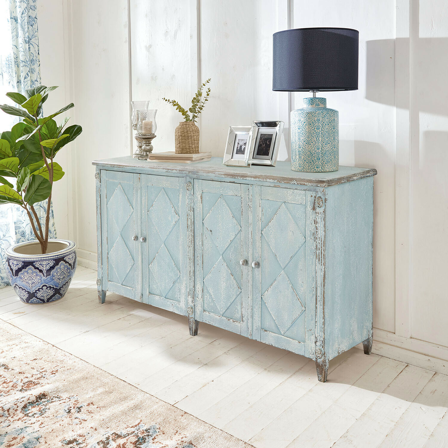 Buffet Resplandor Buffet en bois bleu vieilli avec lampe de table décorative dans un intérieur lumineux et élégant