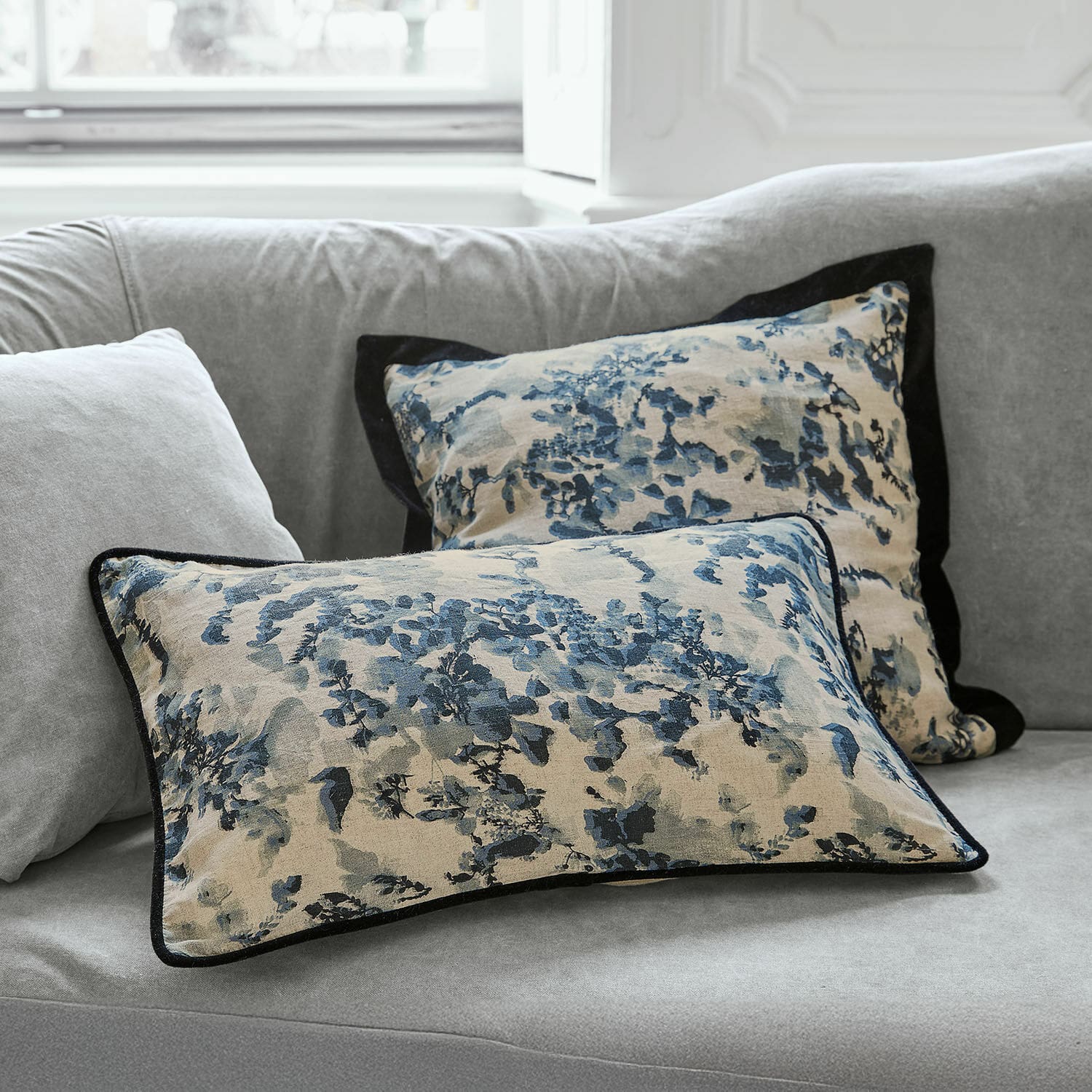 Lot de 2 housses de coussins Miretique Coussins décoratifs en coton beige et bleu sur canapé gris, accessoires élégants pour salon moderne