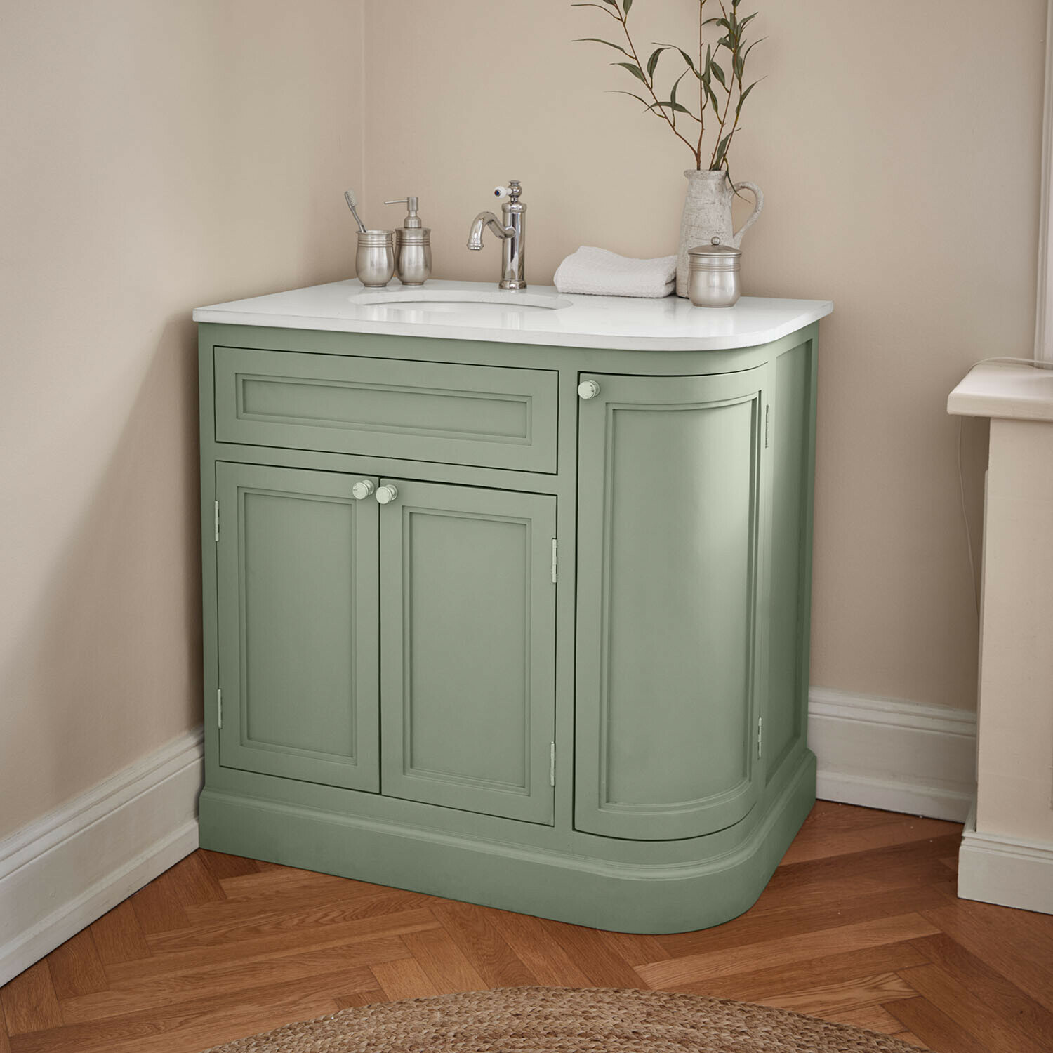 Meuble et vasque Léonvelle Meuble de salle de bain vert avec plan blanc et robinet chromé, style vintage, sol en bois