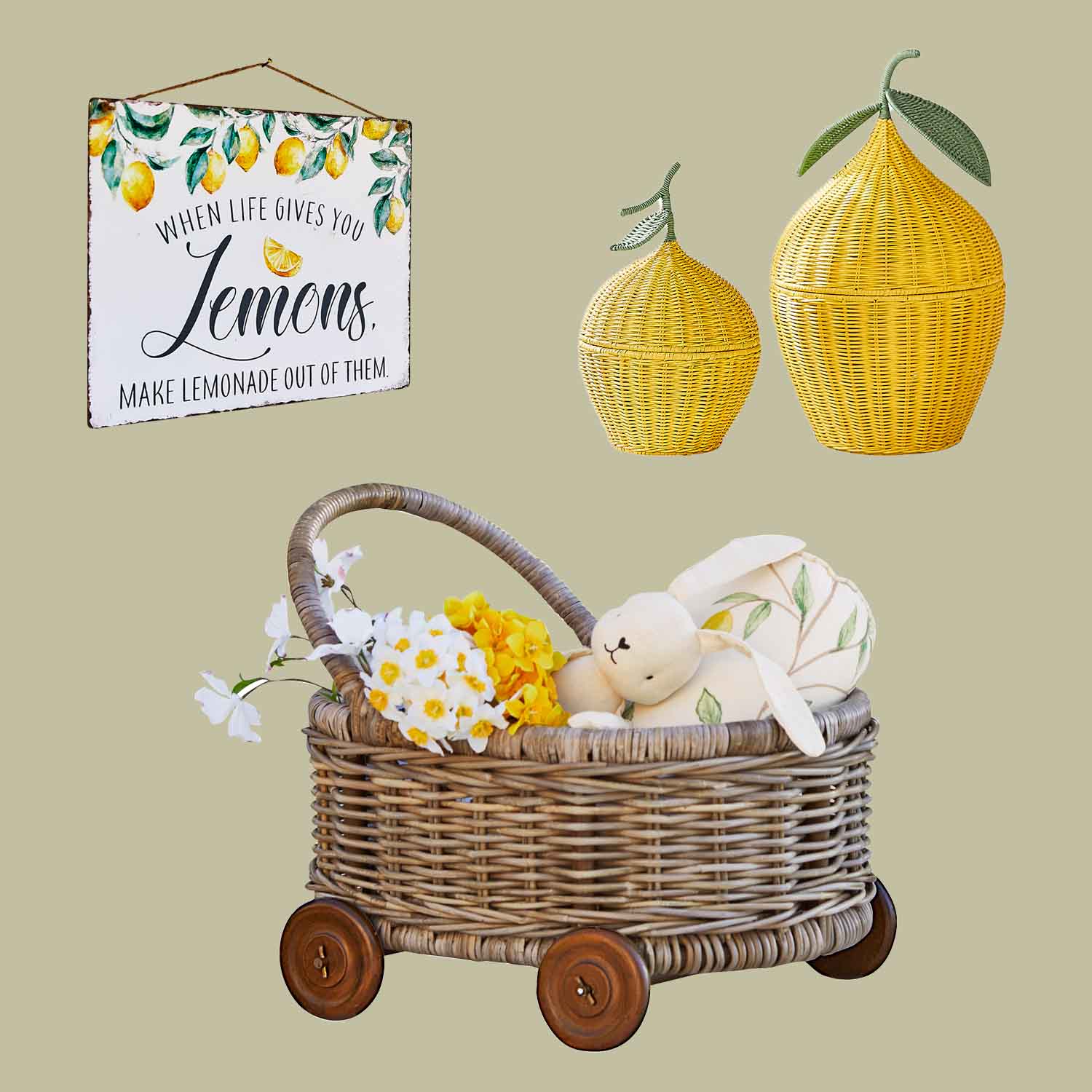 Chariot en osier avec lapin en peluche et fleurs, deux paniers jaunes en forme de citron décoratifs à côté