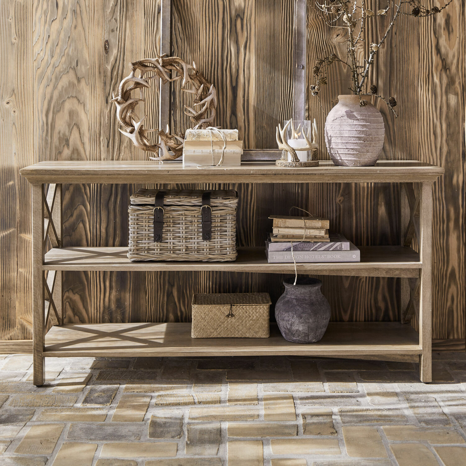 Console Vélu Console en bois avec deux étagères, décorée de paniers en osier et de vases en céramique aux tons naturels