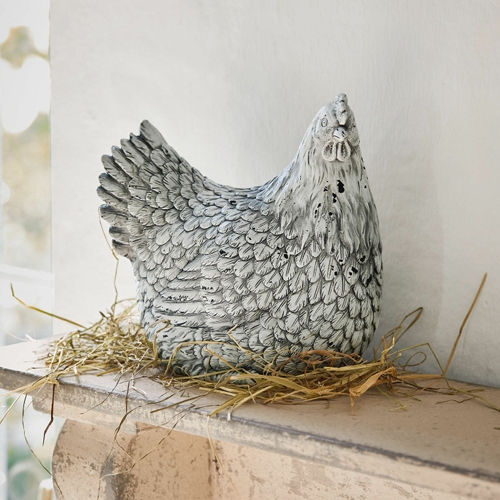 Figurine de poule décorative en matériau gris-blanc posée sur de la paille, décoration intérieure et jardin