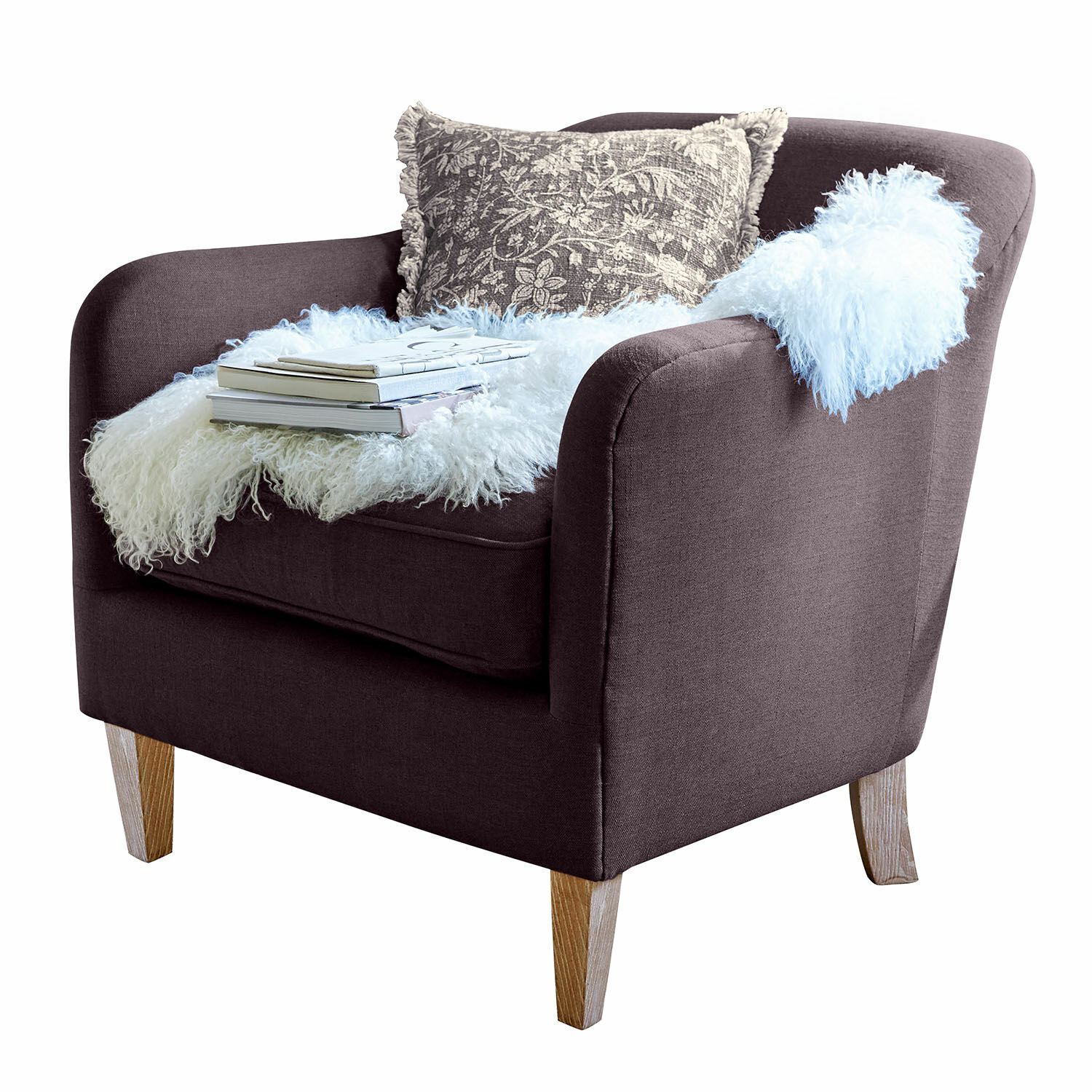Fauteuil Jefferson Fauteuil en tissu marron foncé avec pieds en bois, décoré d’un coussin et d’un plaid en fausse fourrure blanc
