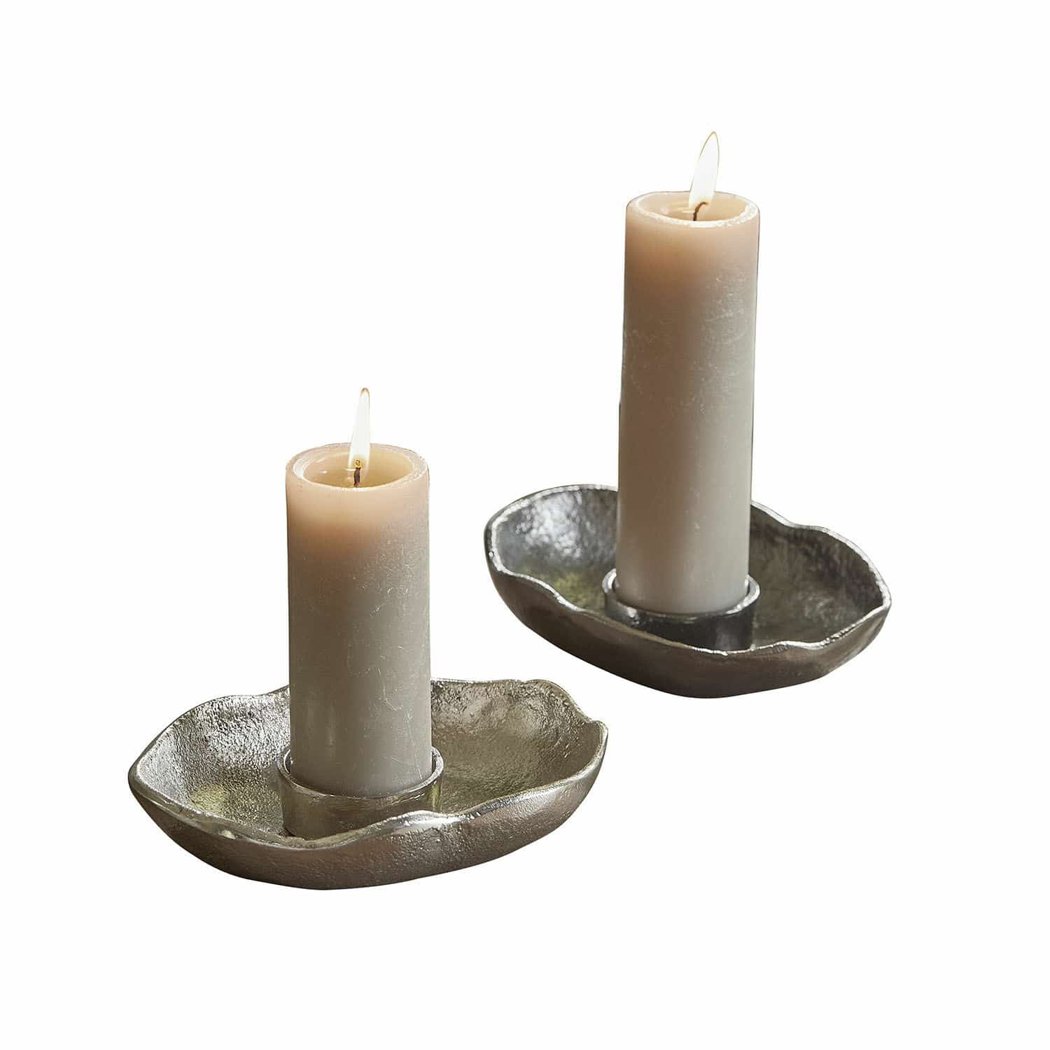 Lot de 2 porte-bougies chauffe-plats Quilvano Deux bougies beiges dans des bougeoirs en métal argenté à forme irrégulière, décoration intérieure élégante