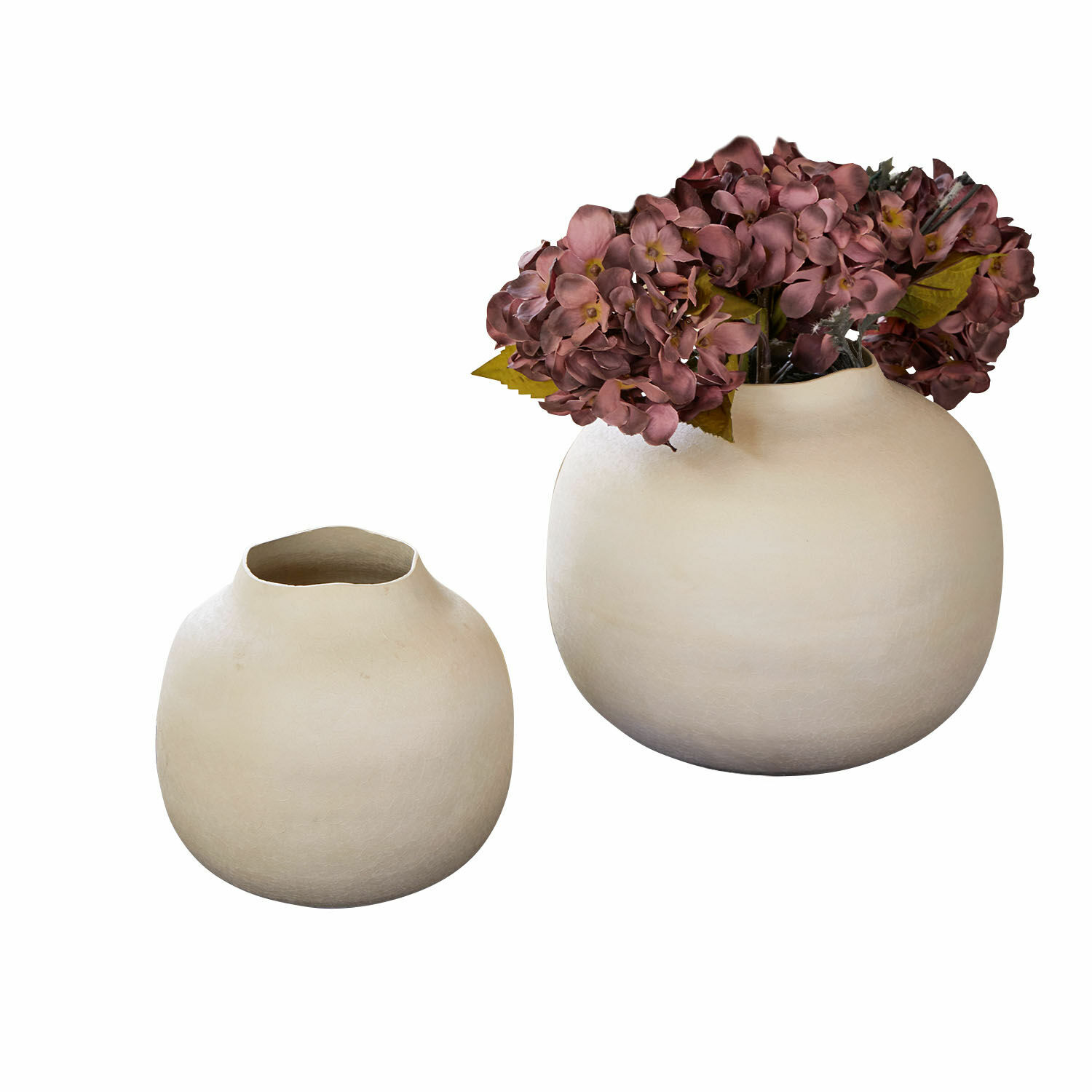 Lot de 2 vases Fleurons Ensemble de deux vases en céramique crème, l’un avec des fleurs roses, décoration intérieure élégante
