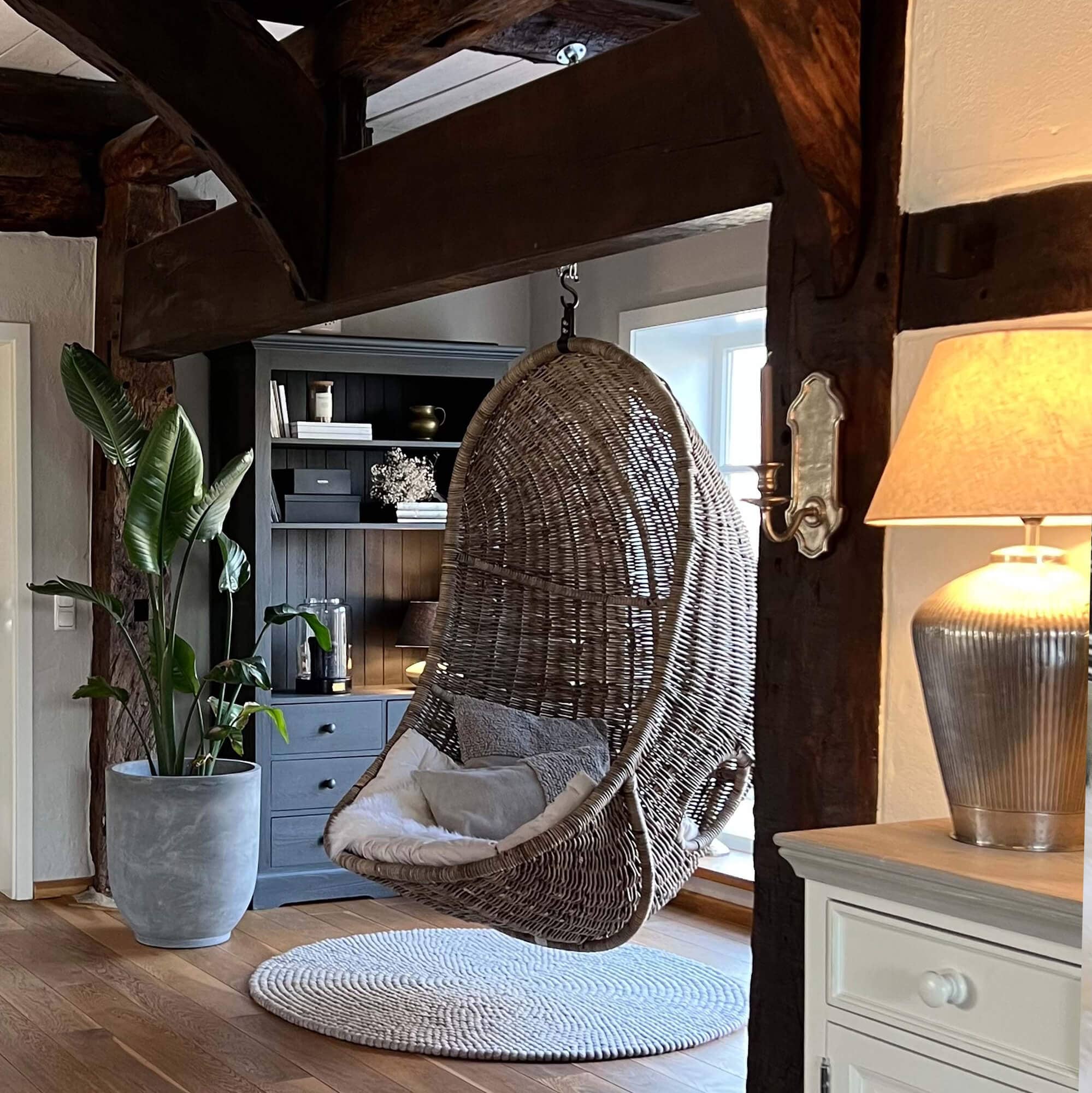 Fauteuil suspendu en rotin naturel avec coussins, meuble moderne pour salon confortable