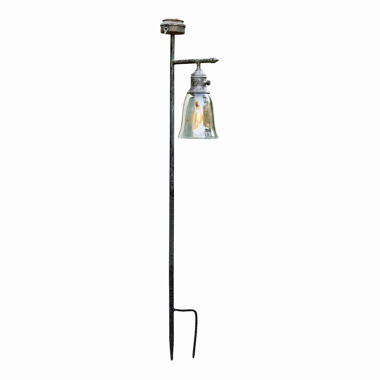 Lanterne solaire Kobina Lampe de jardin en métal noir vieilli avec abat-jour en verre transparent et piquet de fixation