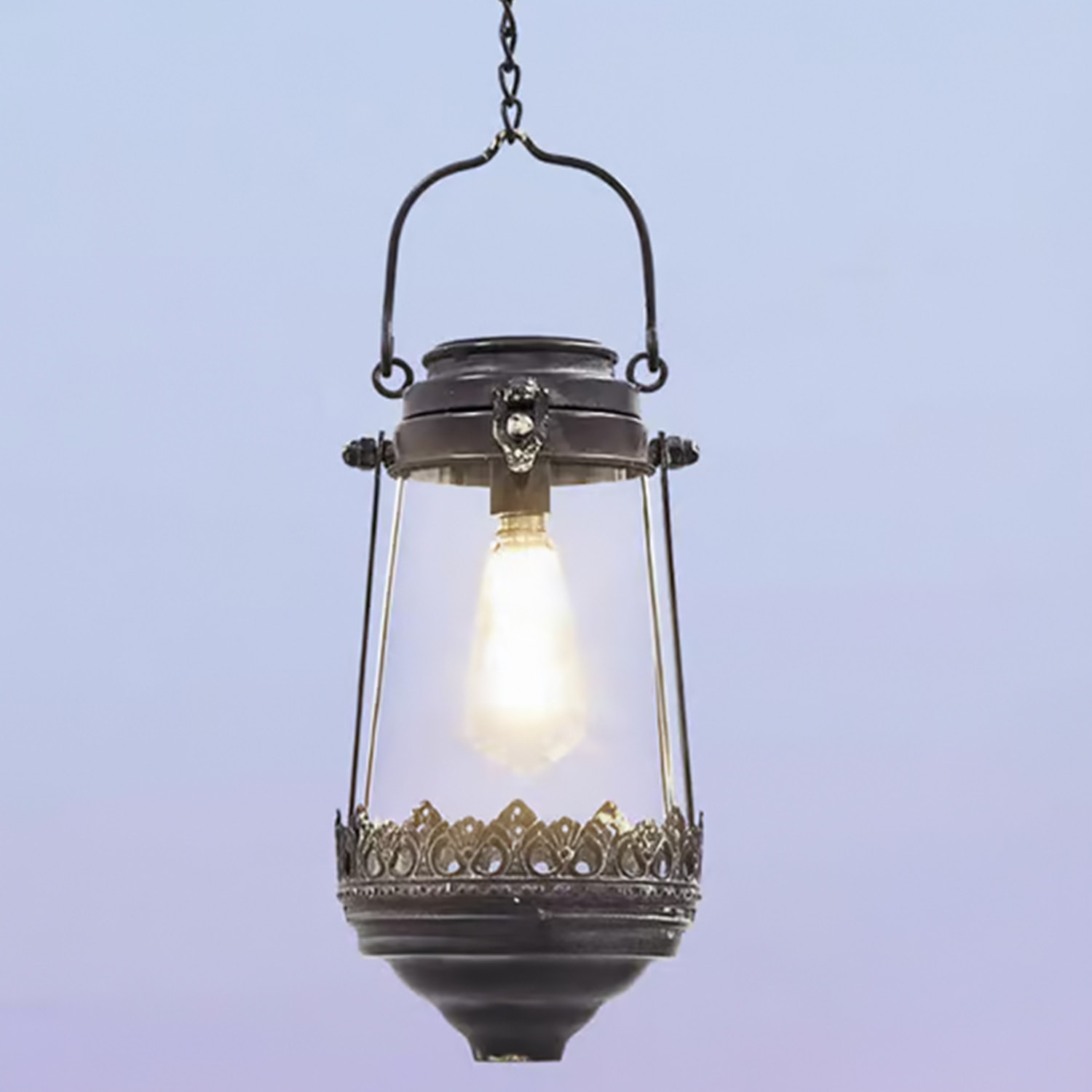 Lanterne suspendue en métal avec motif décoratif et abat-jour en verre, éclairage vintage décoratif