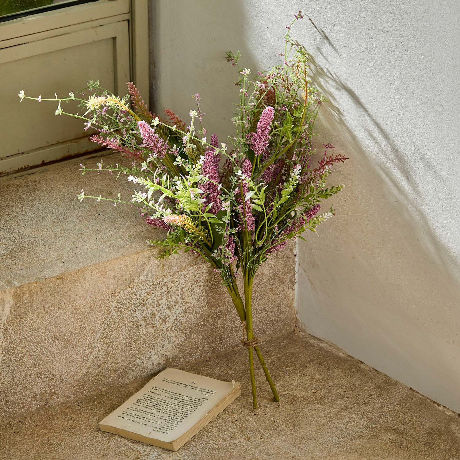 Lot de 2 bouquets de fleurs décoratives Oiselette Bouquet de fleurs artificielles roses et vertes posé sur un sol en pierre avec un livre ouvert