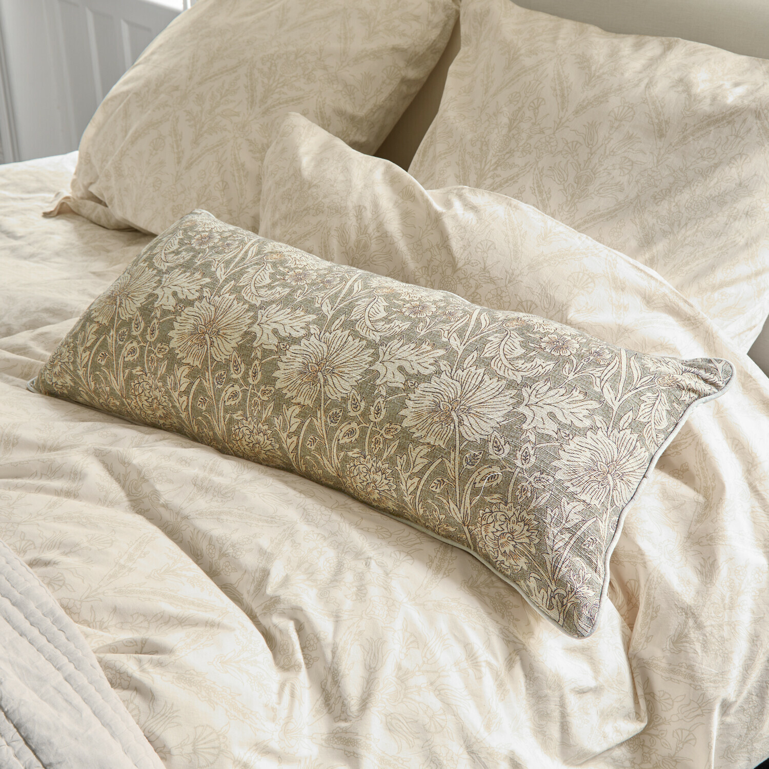 Coussin Jardin Royale Parure de lit beige à motif floral subtil avec coussin décoratif brodé en tons verts