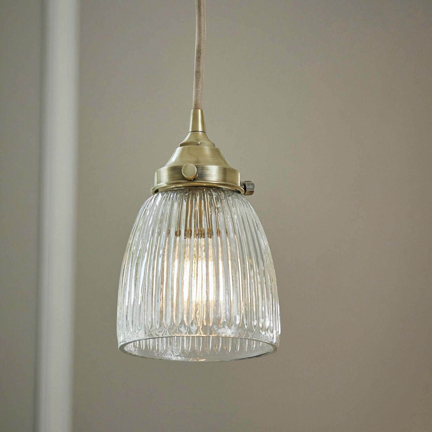 Suspension Tanaelva Suspension en verre avec finition métal jaune et abat-jour cannelé pour éclairage intérieur élégant