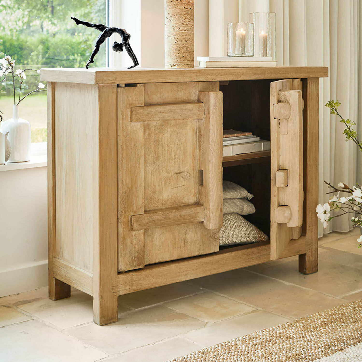 Commode Trésorique Buffet en bois naturel avec portes ouvertes et décorations sur le dessus, meuble de salon élégant