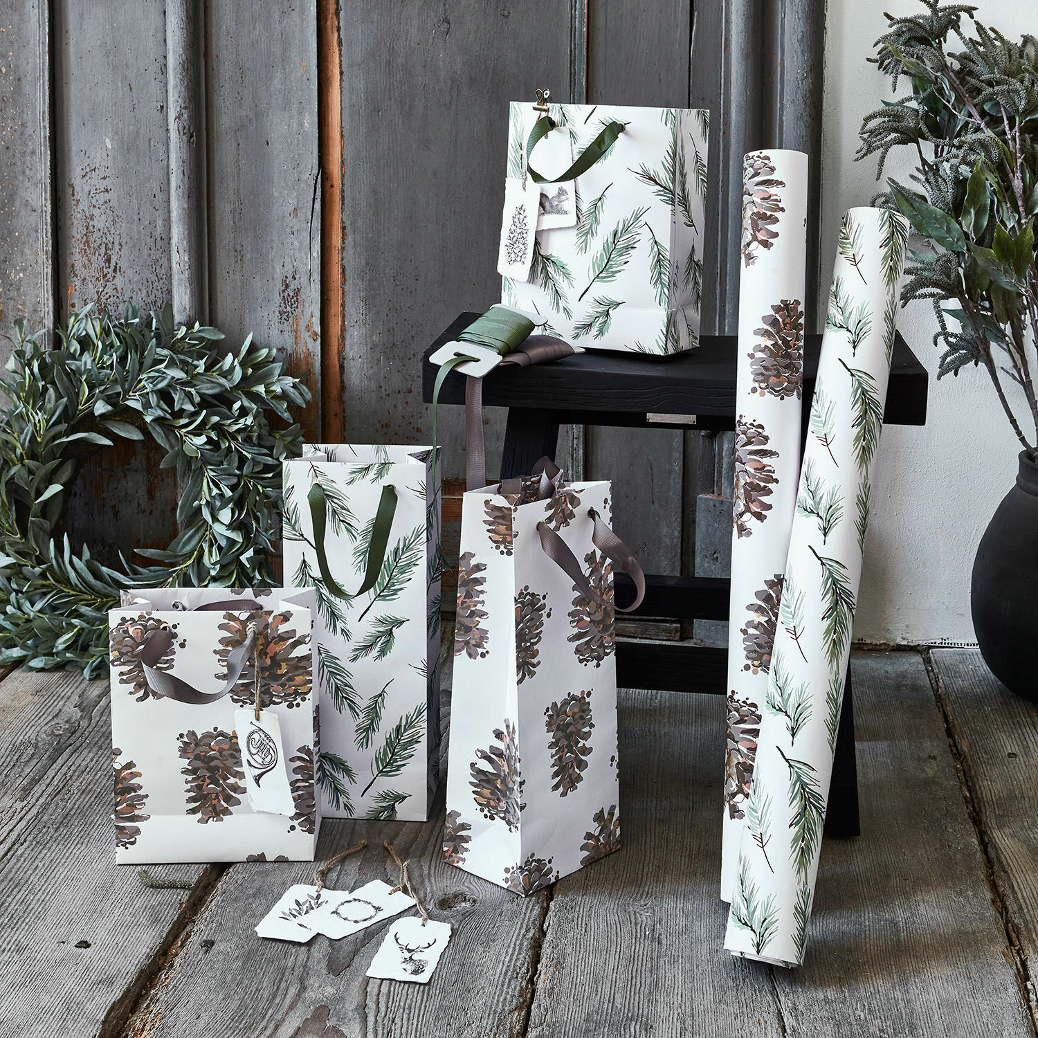 Kit emballages FSC®-Mix Jiva Ensemble de sacs et papiers cadeaux en papier avec motifs de pommes de pin et branches dans des tons naturels