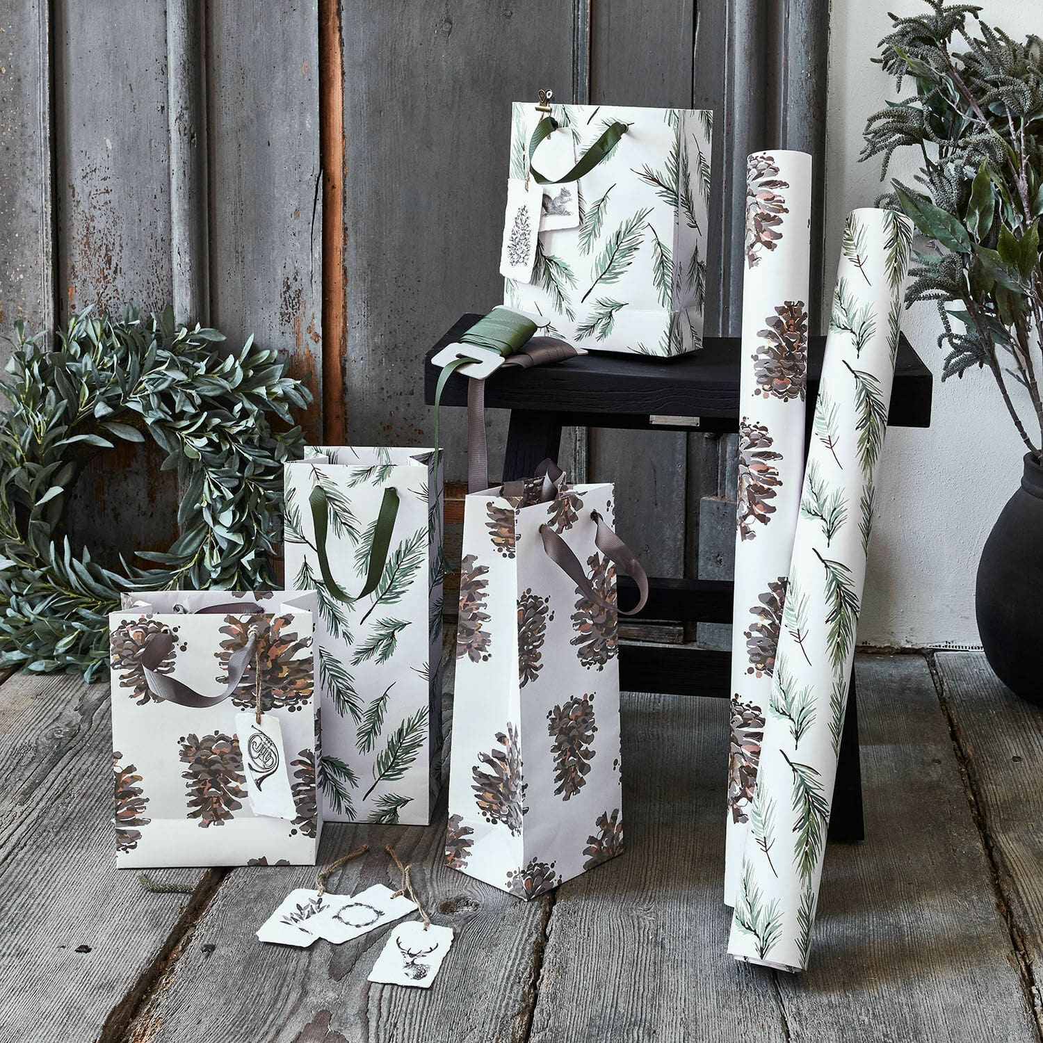 Kit emballages FSC®-Mix Jiva Ensemble de sacs et papiers cadeaux en papier avec motifs de pommes de pin et branches dans des tons naturels